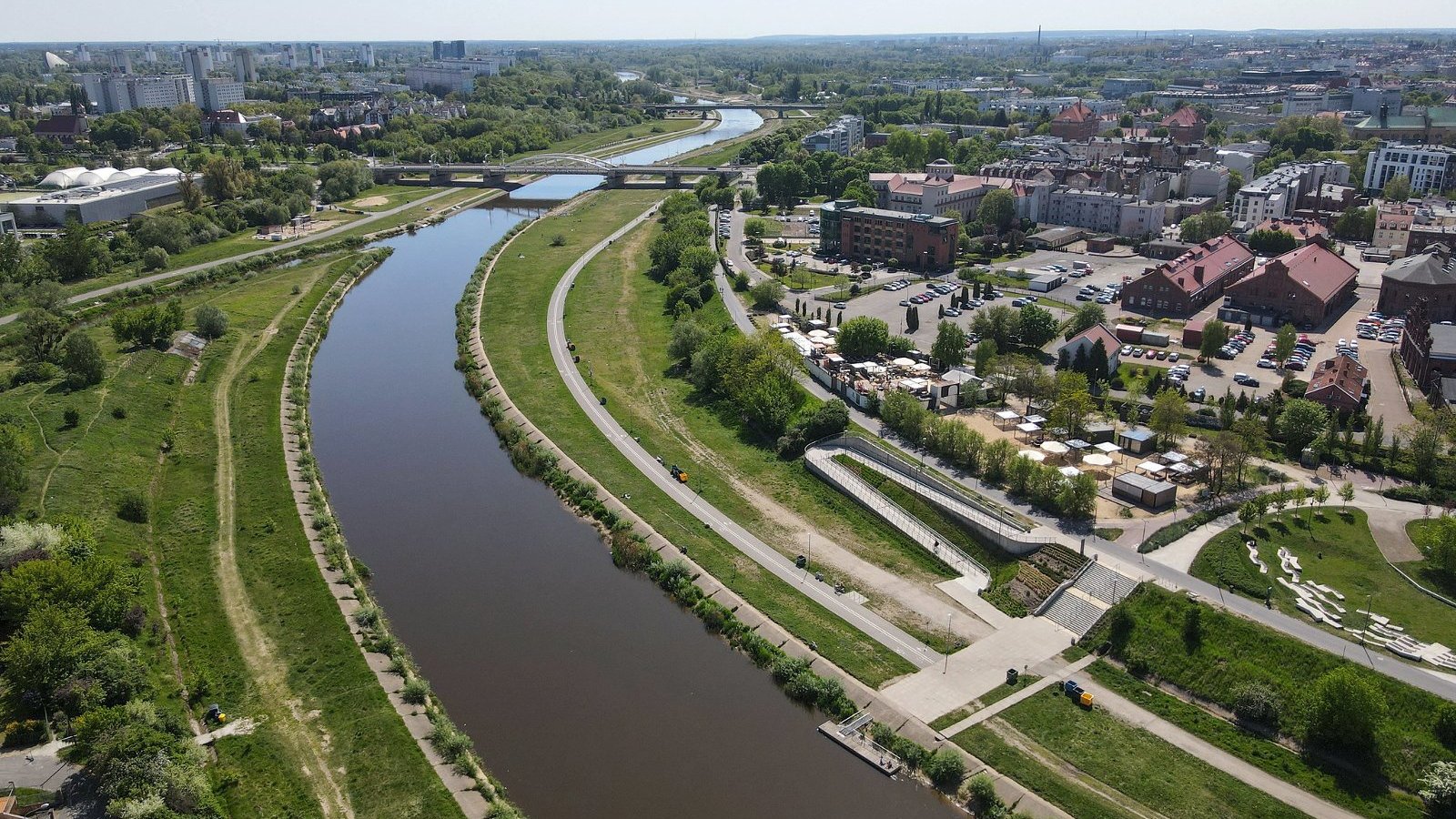 Galeria zdjęć Wartostrady z lotu ptaka. Wszystkie przedstawiają Wartostradę biegnącą wśród różnych odcinków rzeki