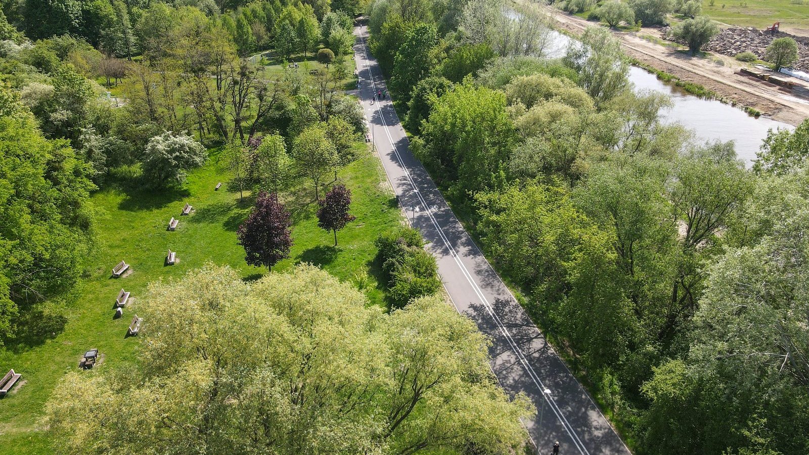 Galeria zdjęć Wartostrady z lotu ptaka. Wszystkie przedstawiają Wartostradę biegnącą wśród różnych odcinków rzeki