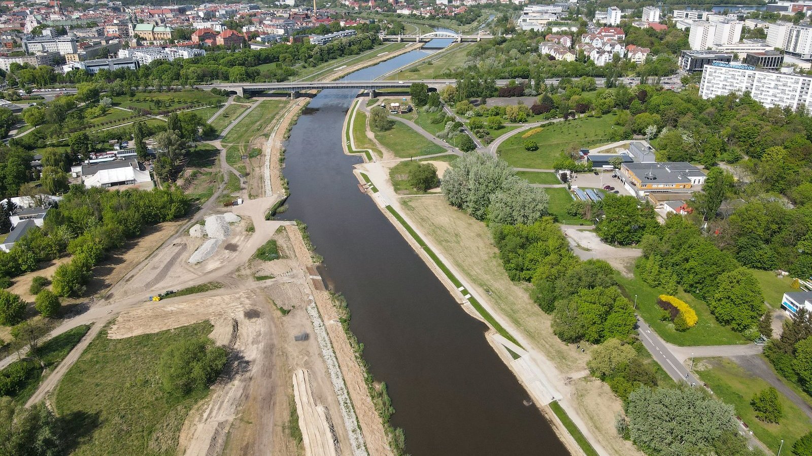 Galeria zdjęć Wartostrady z lotu ptaka. Wszystkie przedstawiają Wartostradę biegnącą wśród różnych odcinków rzeki