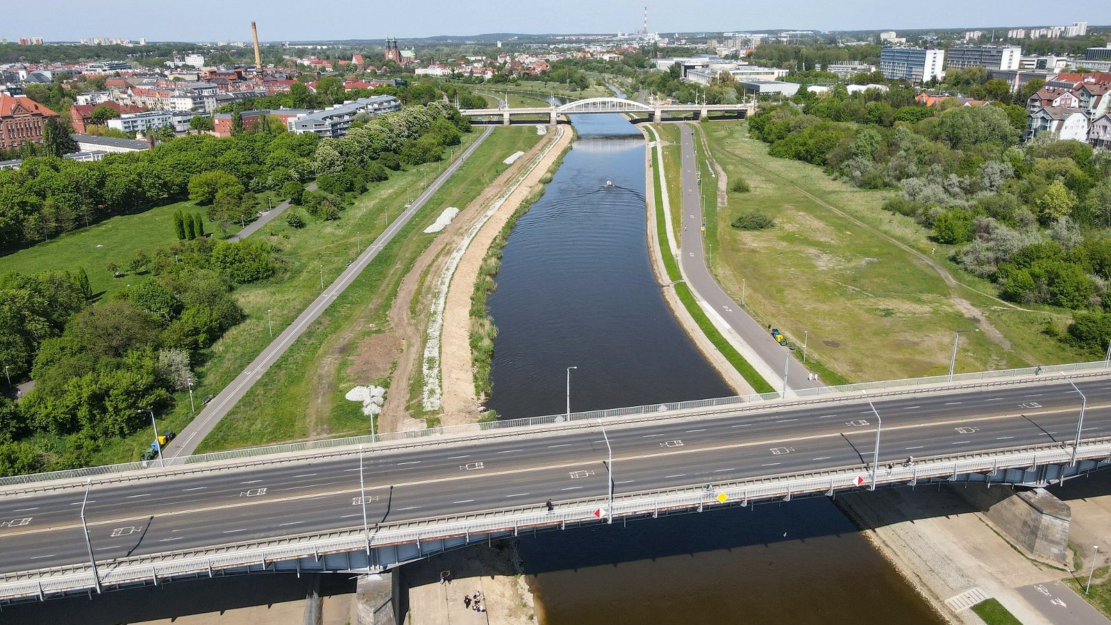 Galeria zdjęć Wartostrady z lotu ptaka. Wszystkie przedstawiają Wartostradę biegnącą wśród różnych odcinków rzeki