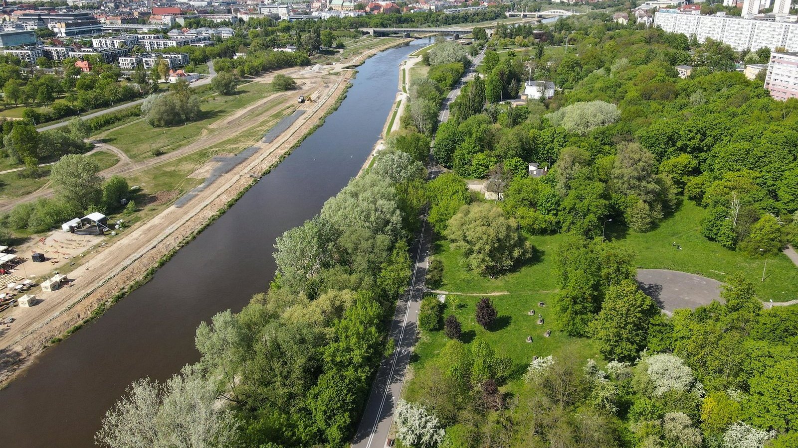 Galeria zdjęć Wartostrady z lotu ptaka. Wszystkie przedstawiają Wartostradę biegnącą wśród różnych odcinków rzeki