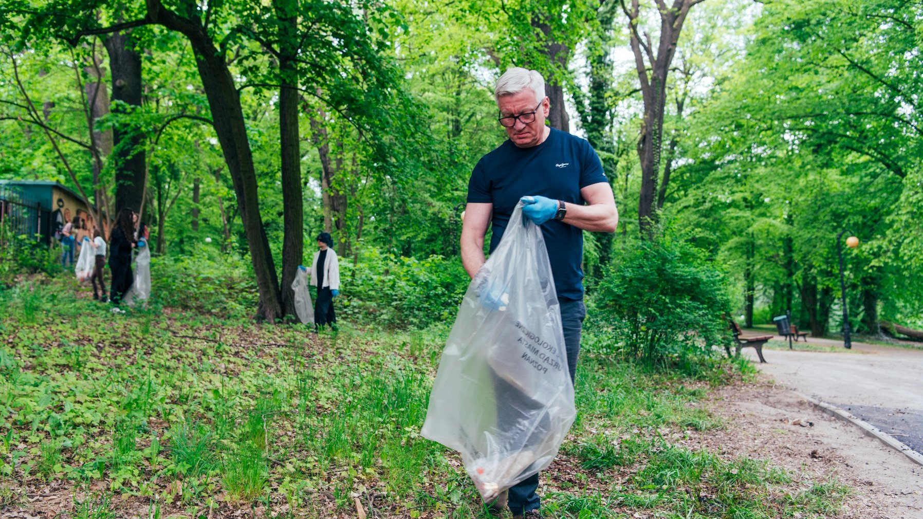 Galeria zdjęć przedstawia piknik w parku Sołackim. Na zdjęciach widać ludzi podczas wspólnego sprzątania, sadzenia drzew i różnych warsztatów.