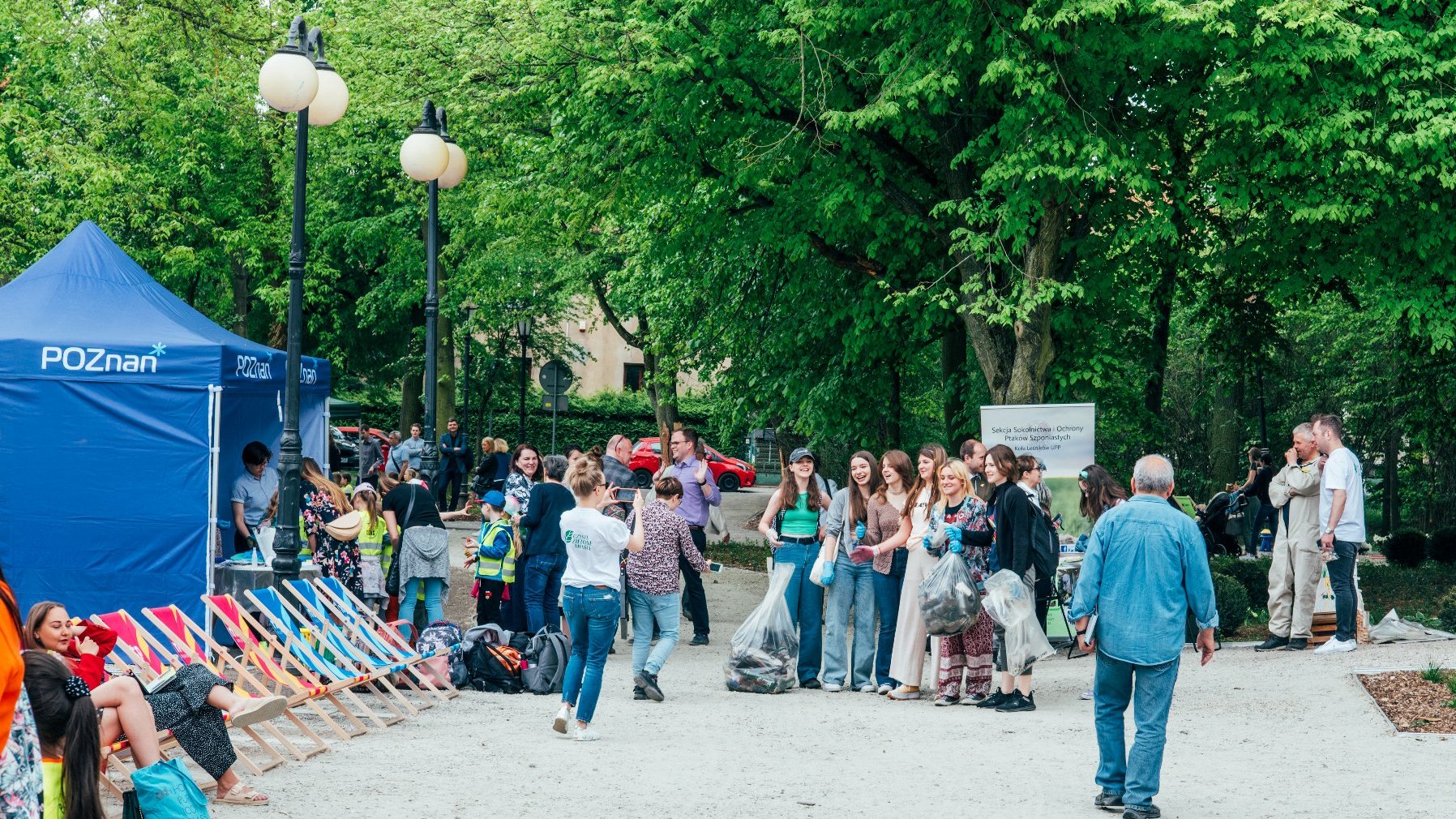 Galeria zdjęć przedstawia piknik w parku Sołackim. Na zdjęciach widać ludzi podczas wspólnego sprzątania, sadzenia drzew i różnych warsztatów.