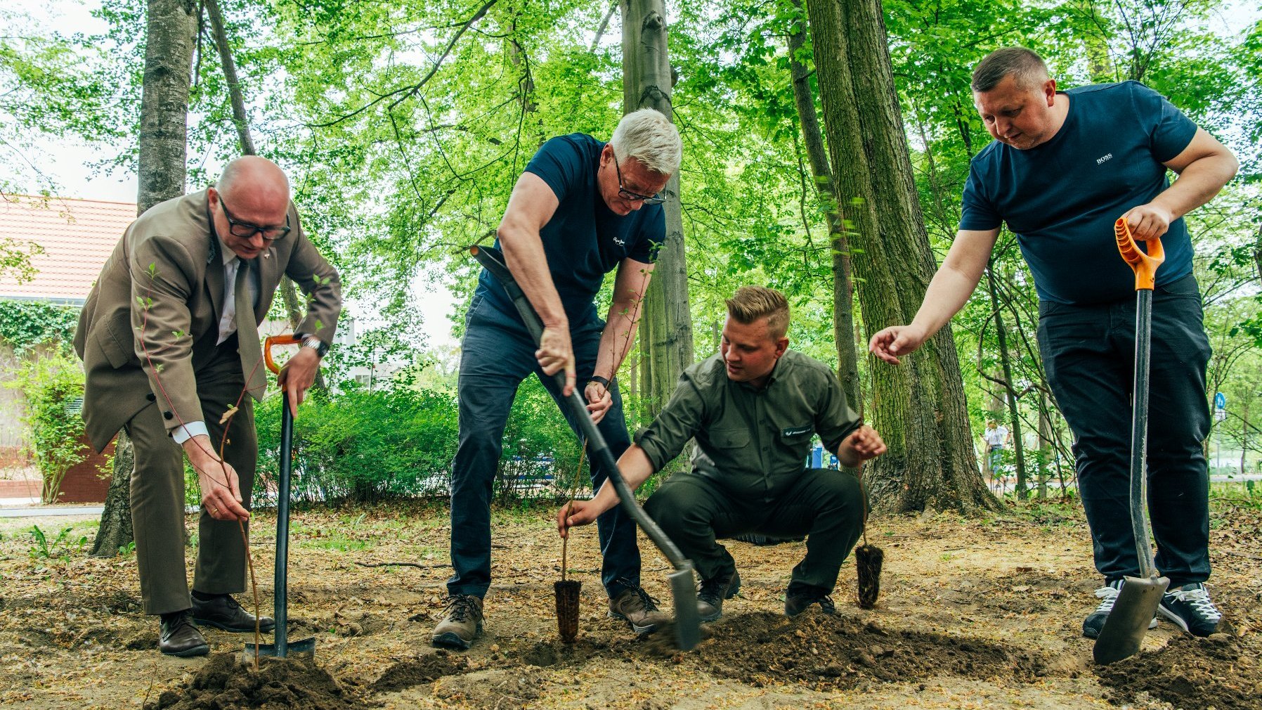 Galeria zdjęć przedstawia piknik w parku Sołackim. Na zdjęciach widać ludzi podczas wspólnego sprzątania, sadzenia drzew i różnych warsztatów.