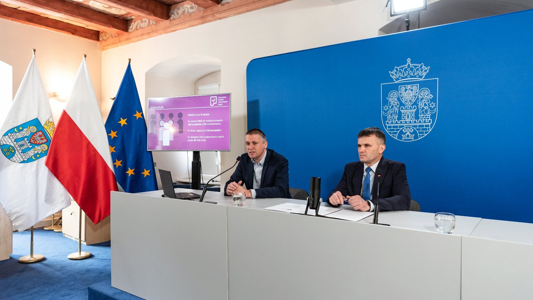 Galeria zdjęć przedstawia Patryka Pawełczaka i Mariusza Szlendaka za stołem podczas konferencji prasowej.