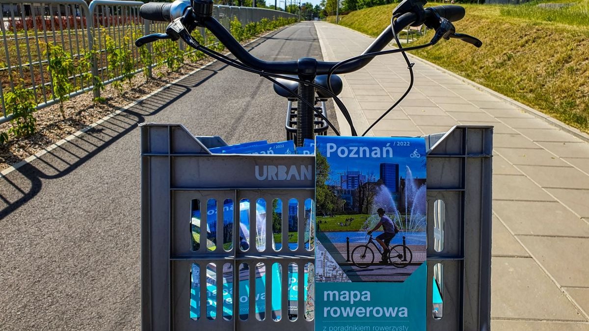 Zdjęcie mapy rowerowej przymocowanej do kierownicy roweru