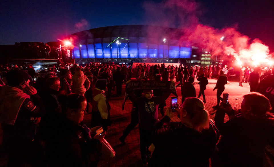 Feta kibiców pod stadionem - grafika artykułu