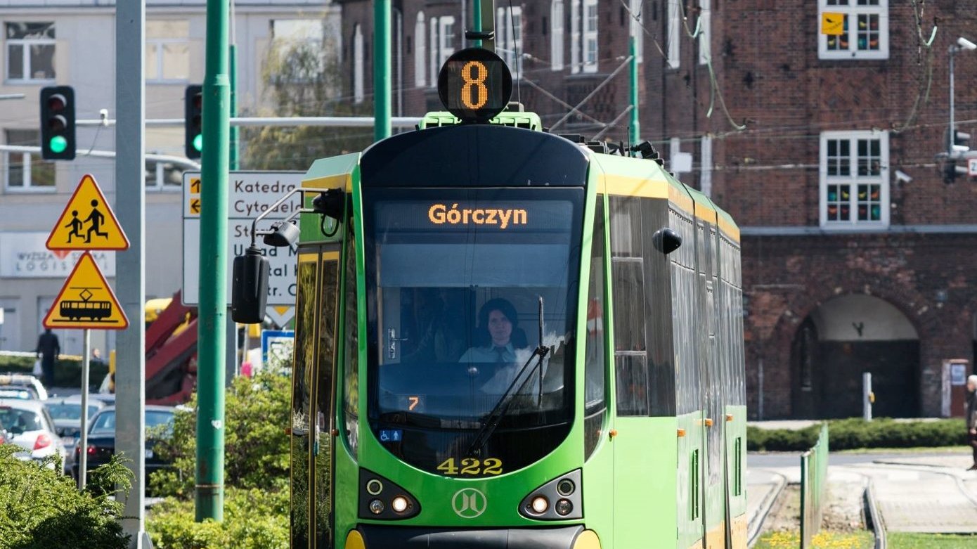 Zdjęcie przedstawia jadący tramwaj linii 8.