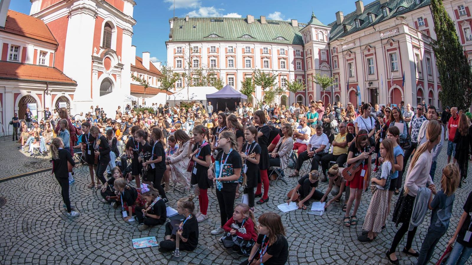 Galeria zdjęć z poprzednich edycji festiwalu "Cały Poznań Ukulele"