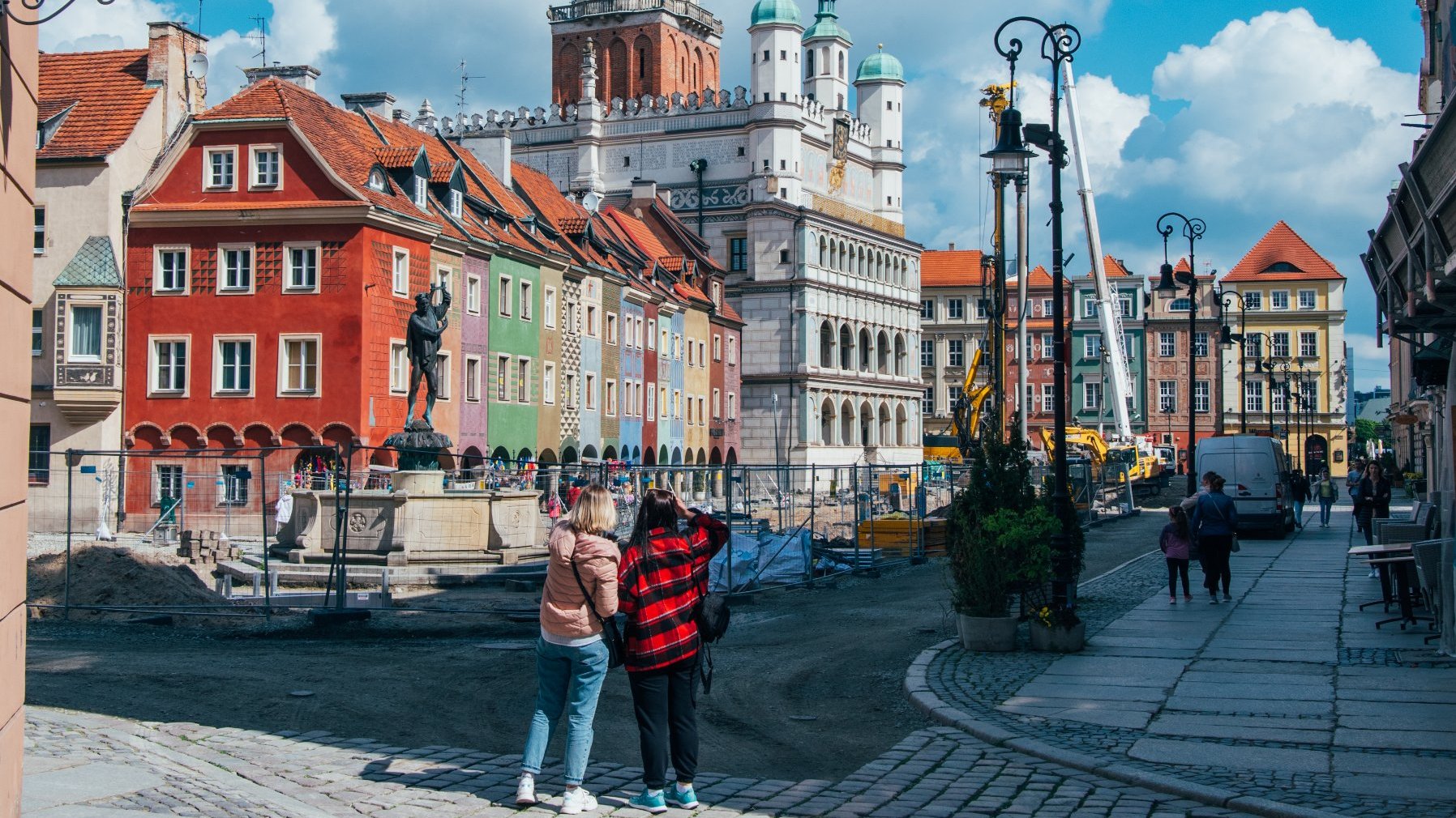 Widok na Stary Rynek i Ratusz w czasie przebudowy płyty