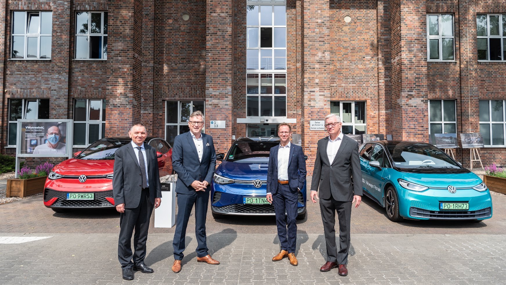 Na zdjęciu Jacek Jaśkowiak, prezydent Poznania, Dietmar Mnich, prezes zarządu Volkswagen Poznań, dr Thomas Kreuzinger-Janik, dyrektor Odlewni Volkswagen Poznań oraz Jan Pic, wiceprezes zarządu i dyrektor generalny Veolia Energia Poznań SA. W tle samochody elektryczne.