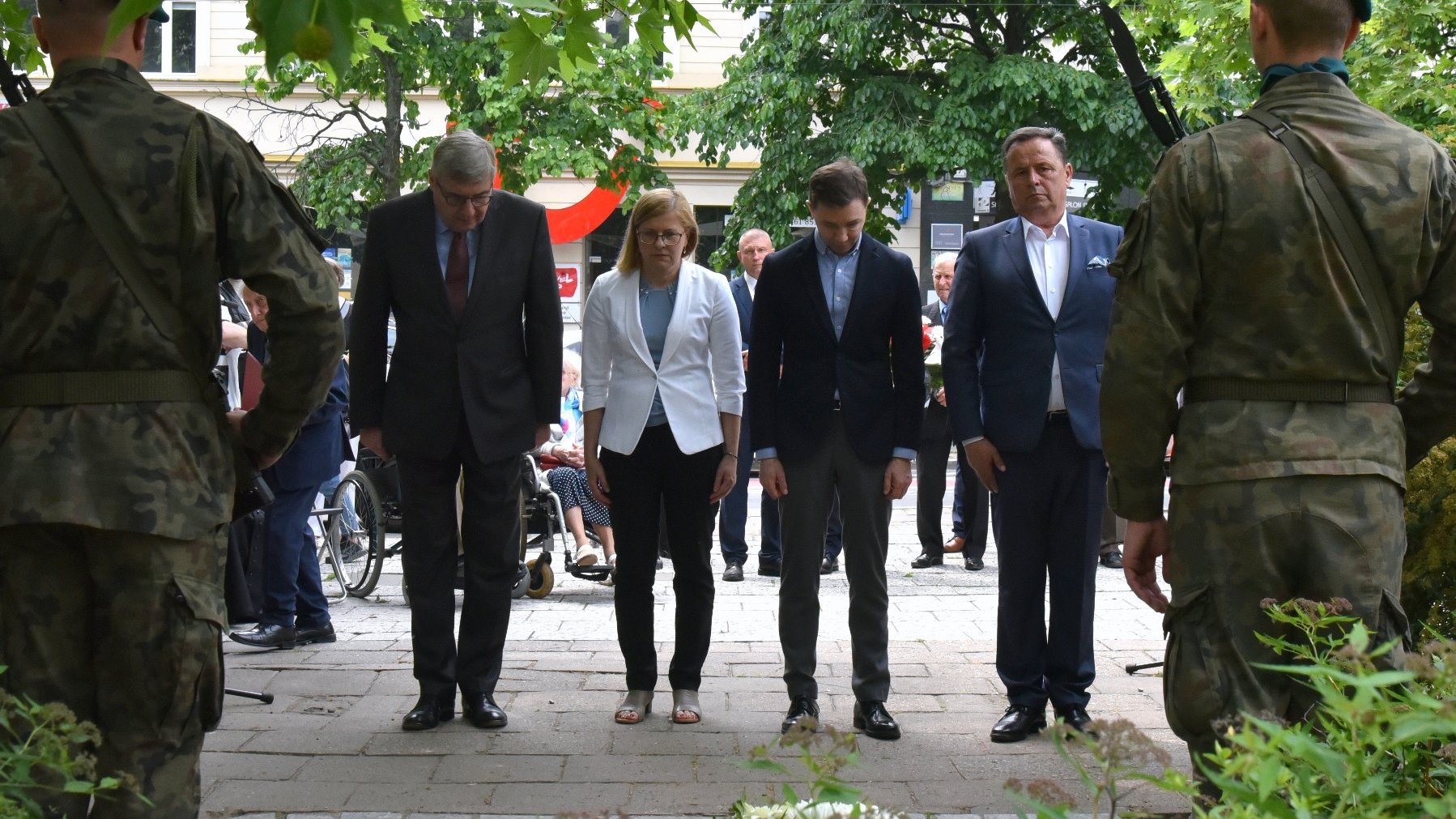 Na zdjęciu przedstawiciele Miasta i regiony tuż po złożeniu kwiatów, na pierwszym planie dwaj żołnierze