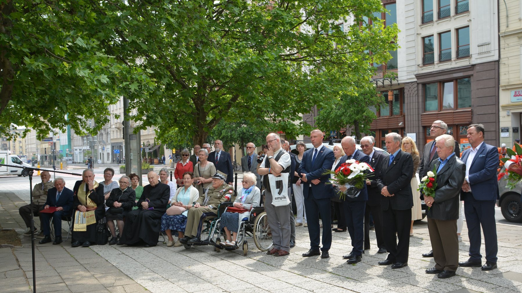 Na zdjęciu uczestnicy uroczystości stojący obok siebie w rzędzie