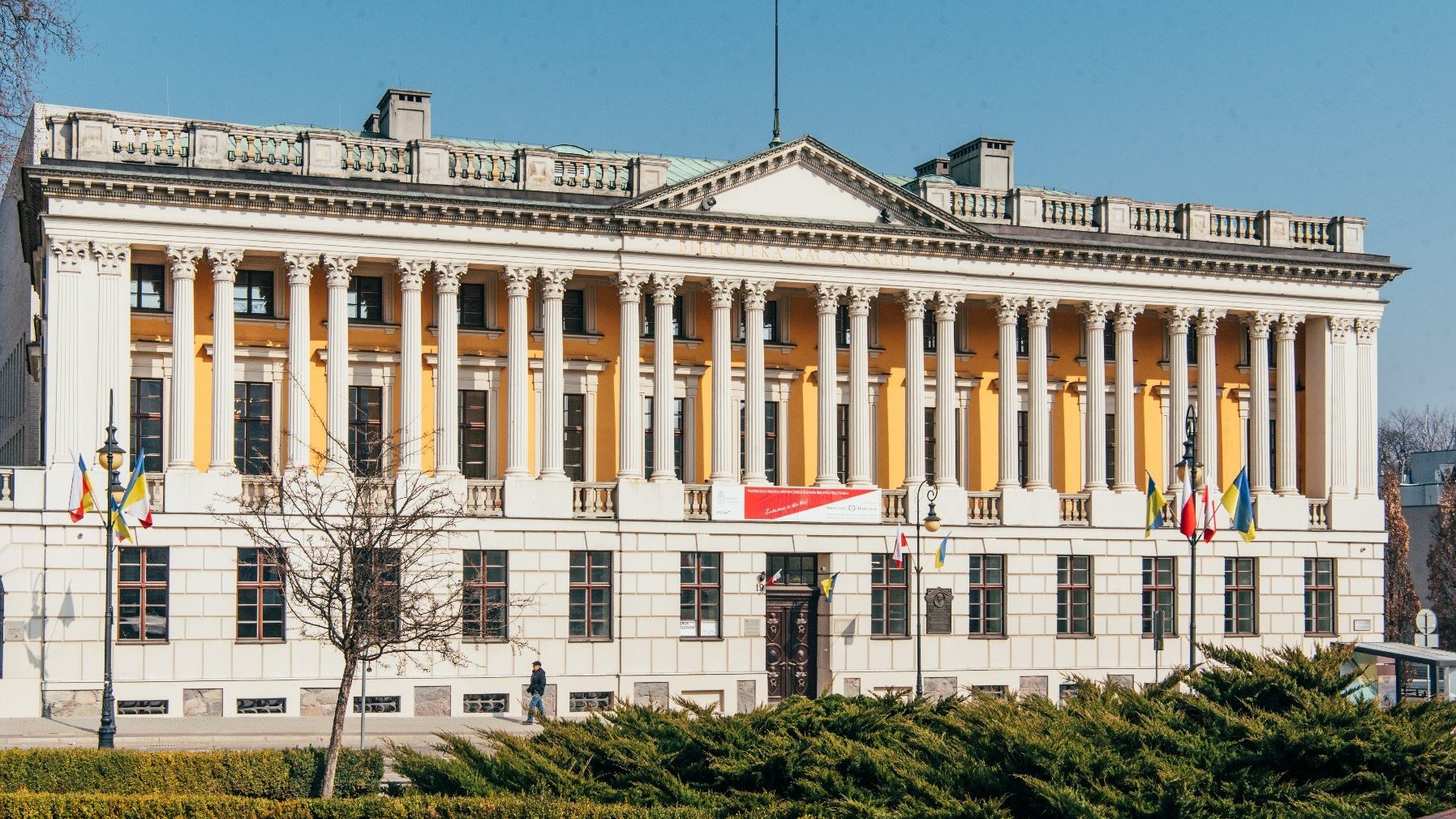 Budynek Biblioteki Raczyńskich, widok od strony głównego wejścia.