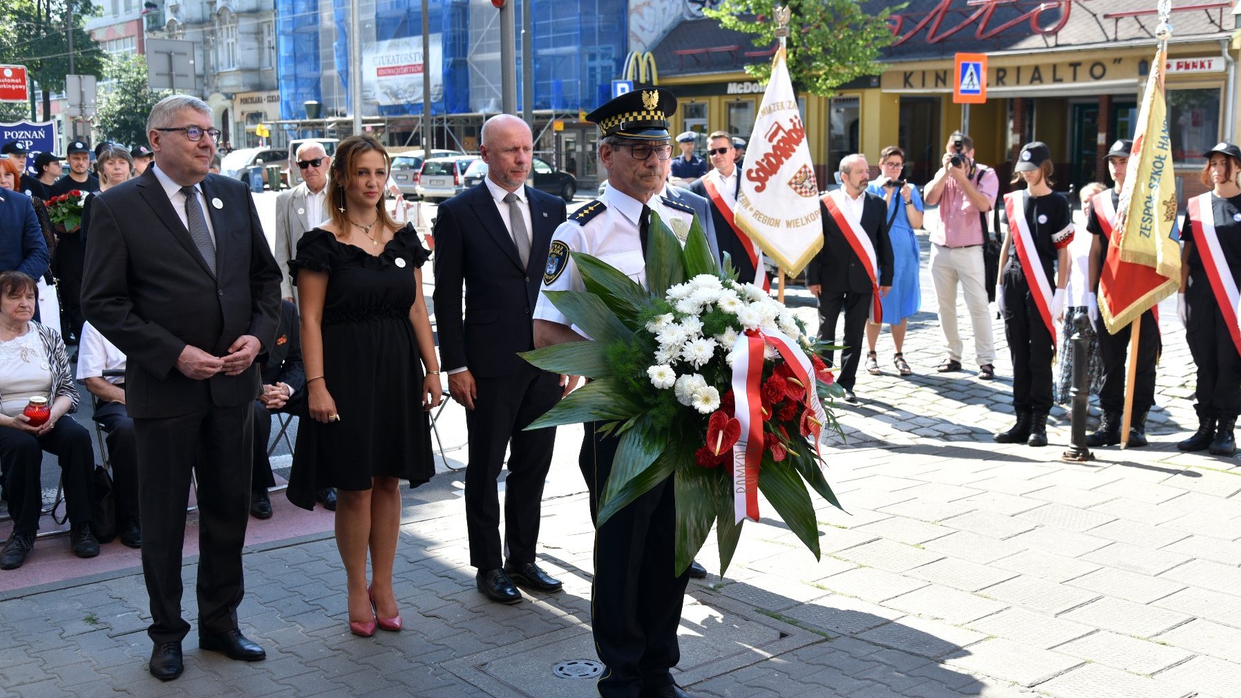 Galeria zdjęć z uroczystości złożenia kwiatów pod tablicami bohaterów wydarzeń Czerwca '56 na Jeżycach