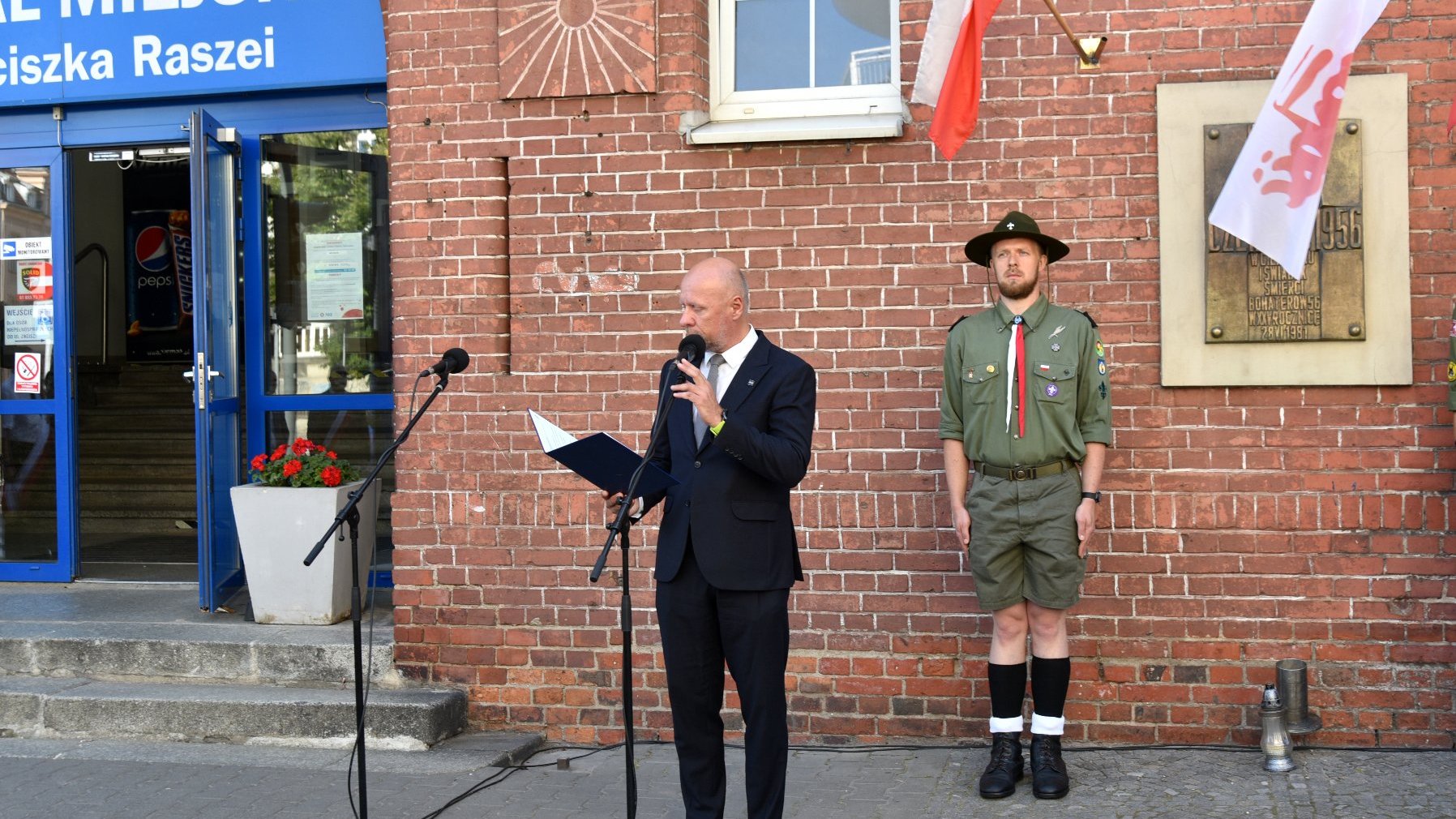 Galeria zdjęć z uroczystości złożenia kwiatów pod tablicami bohaterów wydarzeń Czerwca '56 na Jeżycach