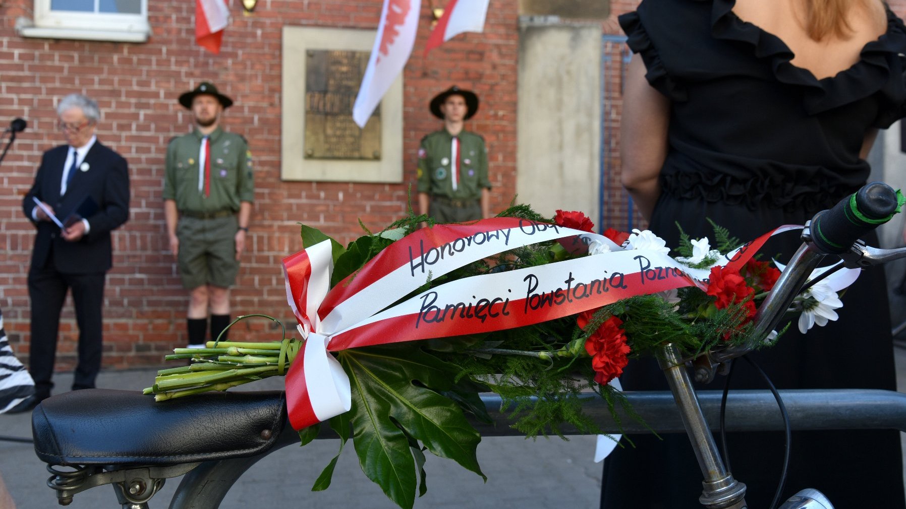 Galeria zdjęć z uroczystości złożenia kwiatów pod tablicami bohaterów wydarzeń Czerwca '56 na Jeżycach