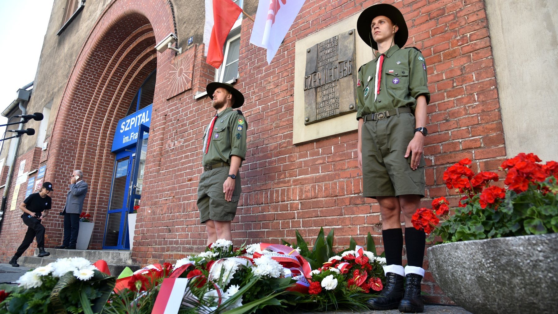 Galeria zdjęć z uroczystości złożenia kwiatów pod tablicami bohaterów wydarzeń Czerwca '56 na Jeżycach