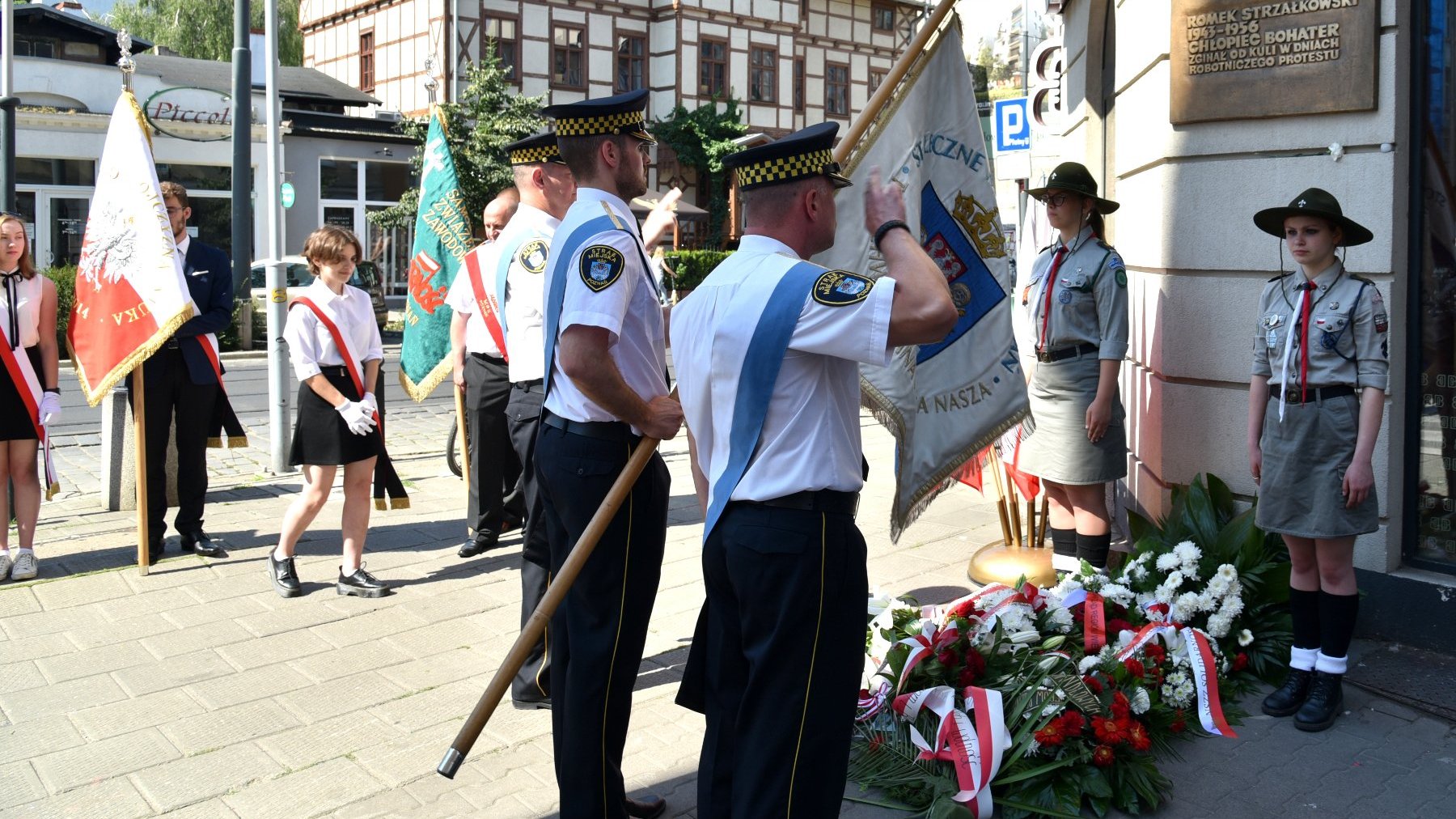 Galeria zdjęć z uroczystości złożenia kwiatów pod tablicami bohaterów wydarzeń Czerwca '56 na Jeżycach