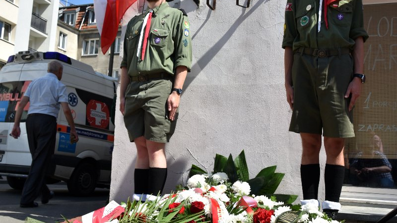 Galeria zdjęć z uroczystości złożenia kwiatów pod tablicami bohaterów wydarzeń Czerwca '56 na Jeżycach