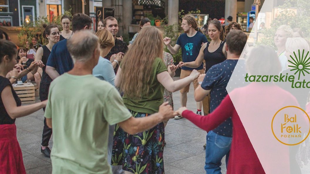 Na zdjęciu ludzie tańczący w centrum miasta, obok nałożony logotyp Łazarskiego lata