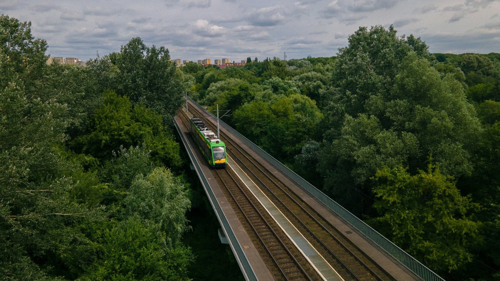 Tramwaj na estakadzie nad al. Wielkopolską