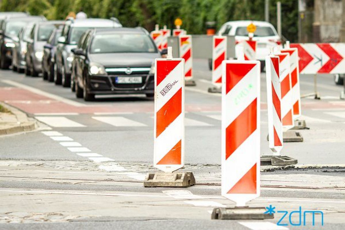 Poglądowe zdjęcie przedstawiające słupki na drodze w związku z pracami droowymi - grafika artykułu