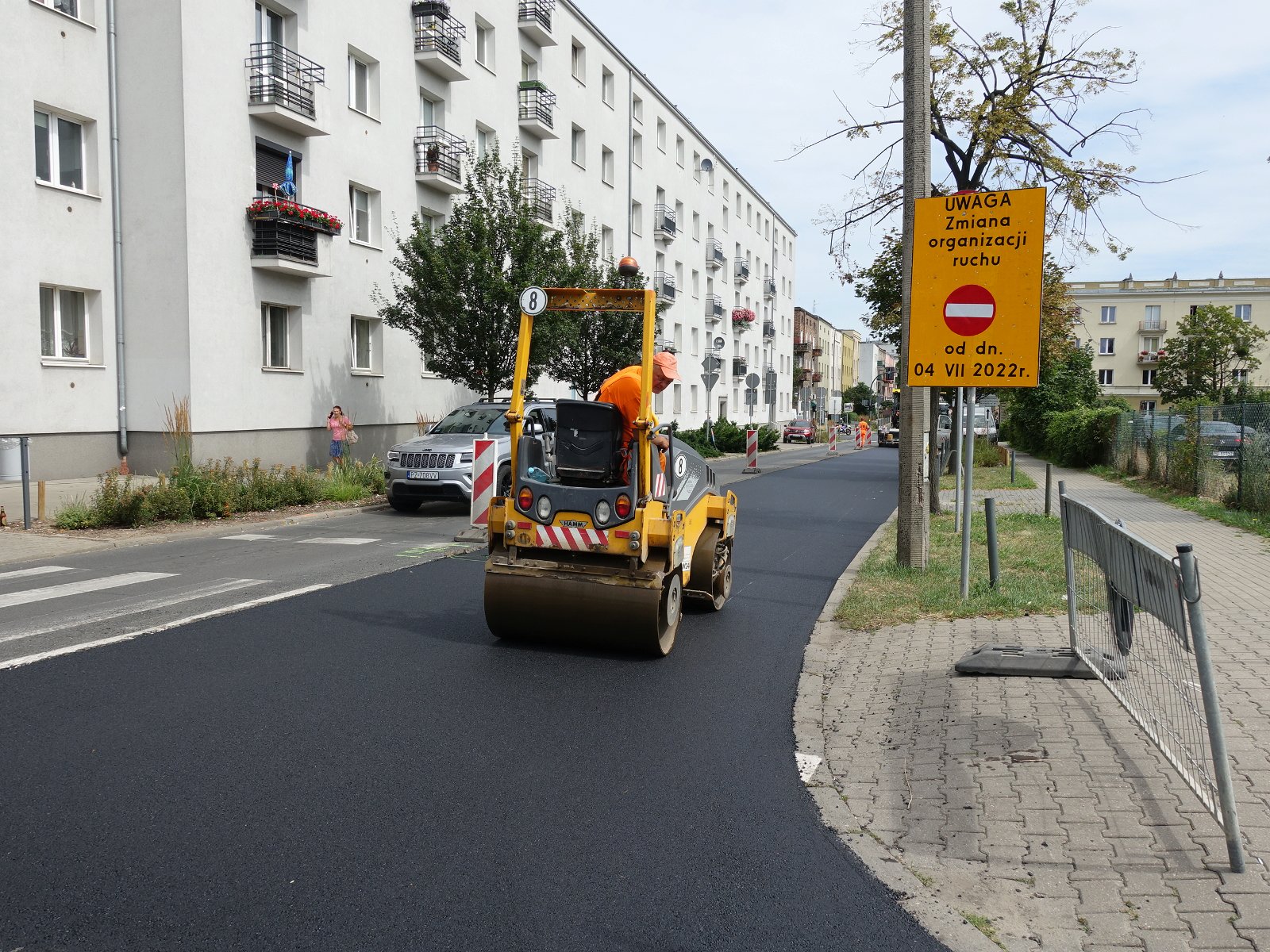 Galeria zdjęć pokazujących postęp prac przy wymianie nawierzchni na ul. Kasprzaka - grafika artykułu