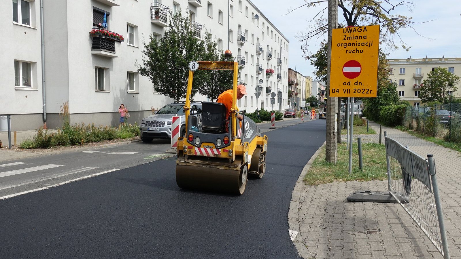 Galeria zdjęć pokazujących postęp prac przy wymianie nawierzchni na ul. Kasprzaka