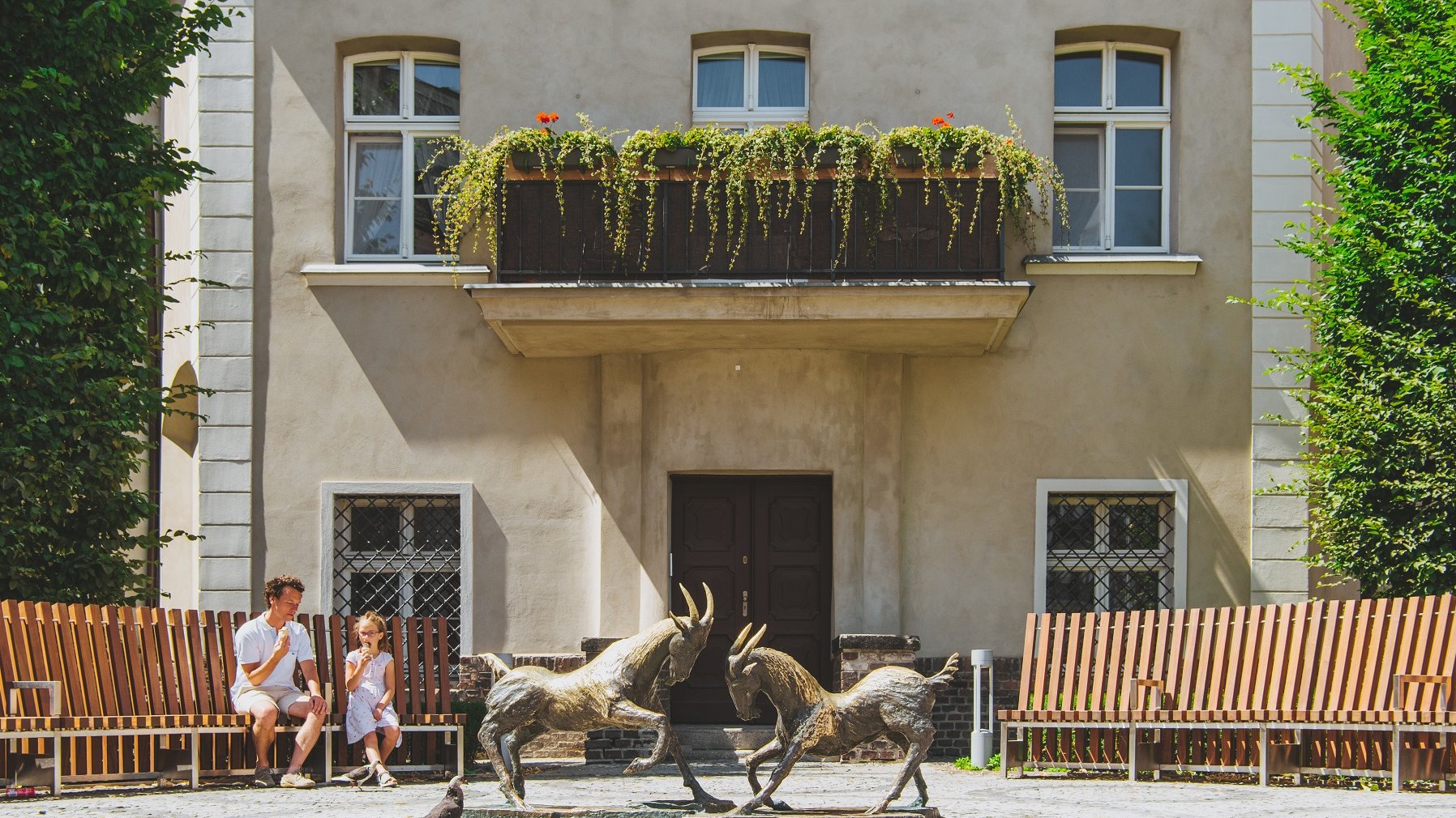 Galeria zdjęć rzeźby koziołków przeniesionych na nowe miejsce