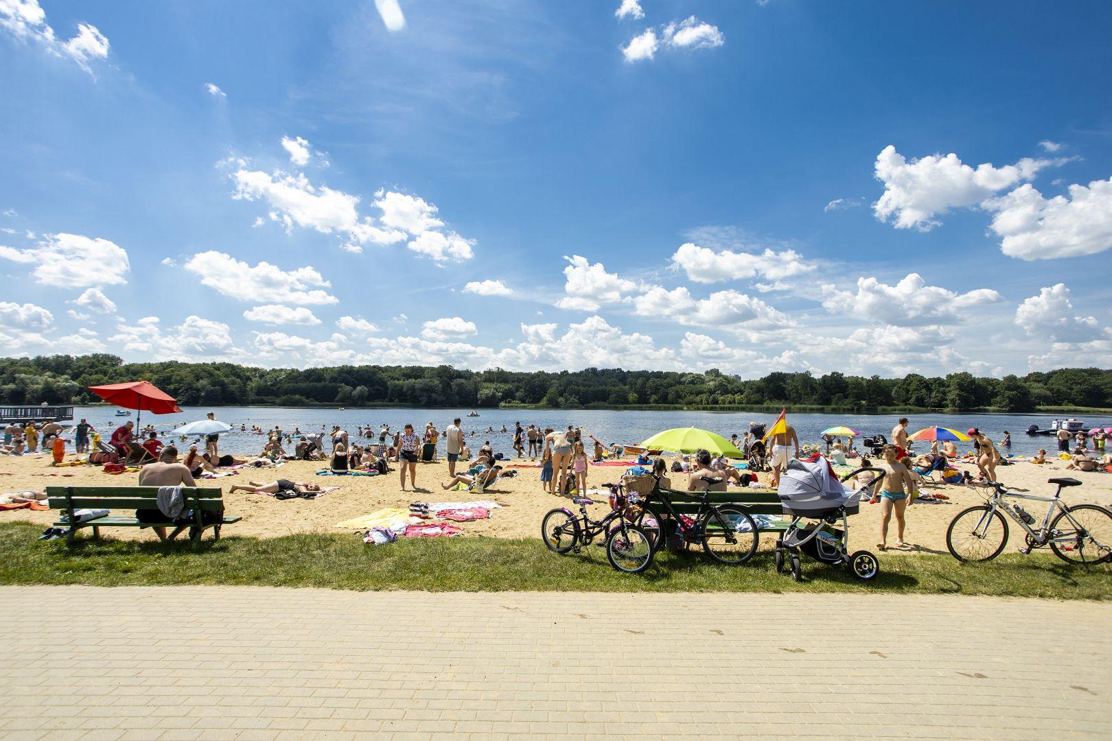 Ludzie na plaży nad jeziorem Rusałka - grafika artykułu