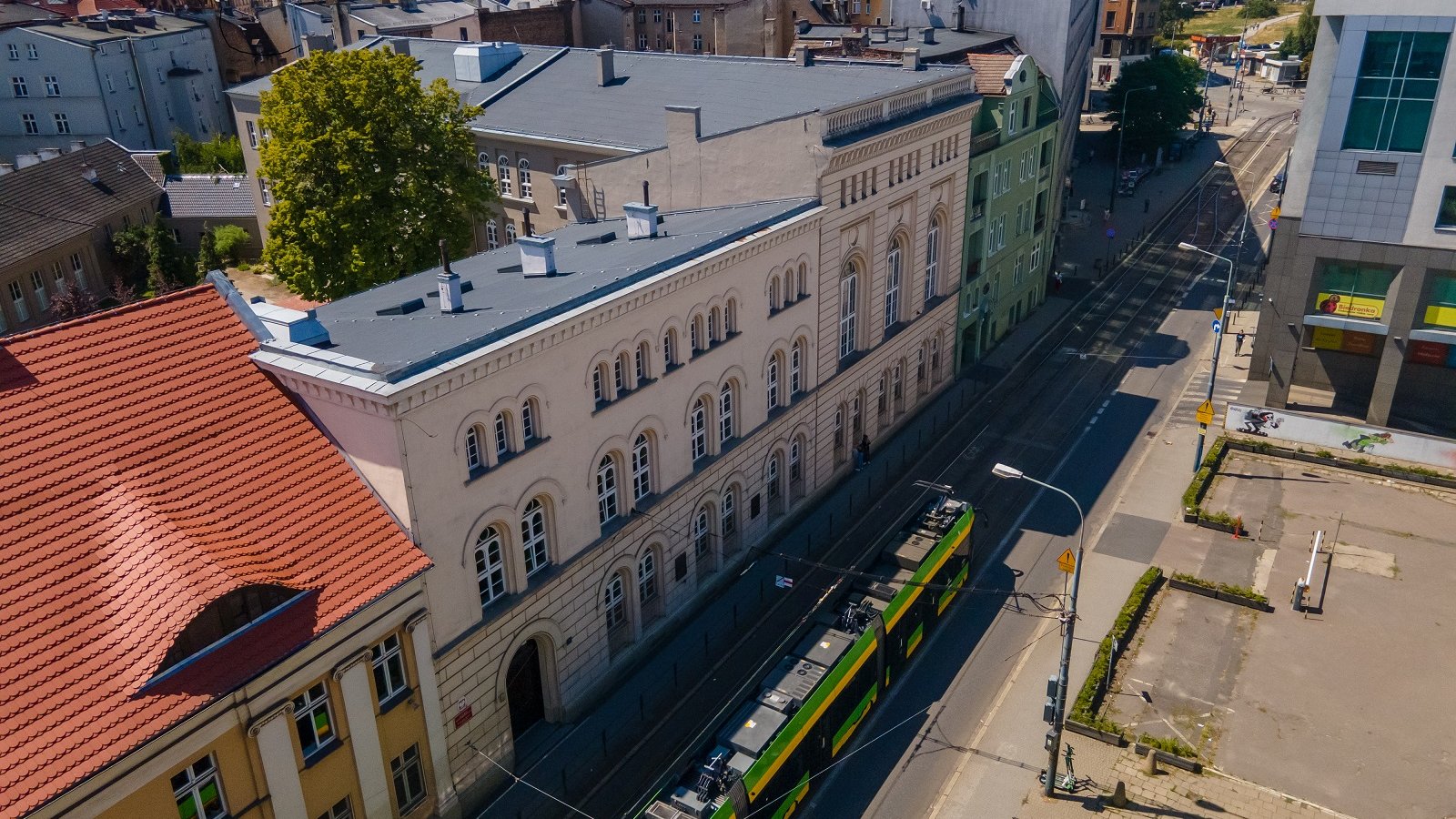 III LO przy ul. Strzeleckiej z lotu ptaka. Obok szkoły przejeżdża tramwaj