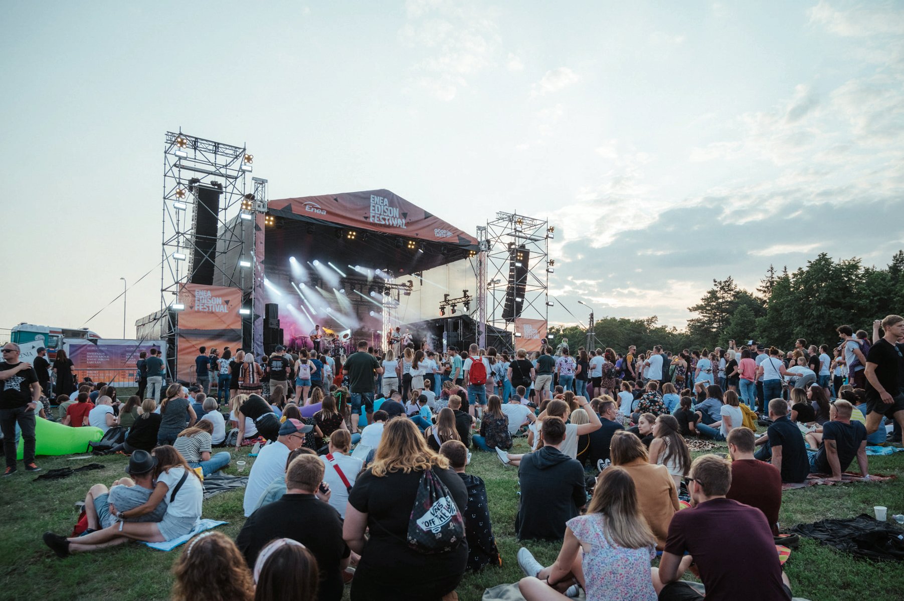 Zdjęcie sceny i ludzi przed nią podczas jednej z poprzednich edycji Edison Festiwalu - grafika artykułu