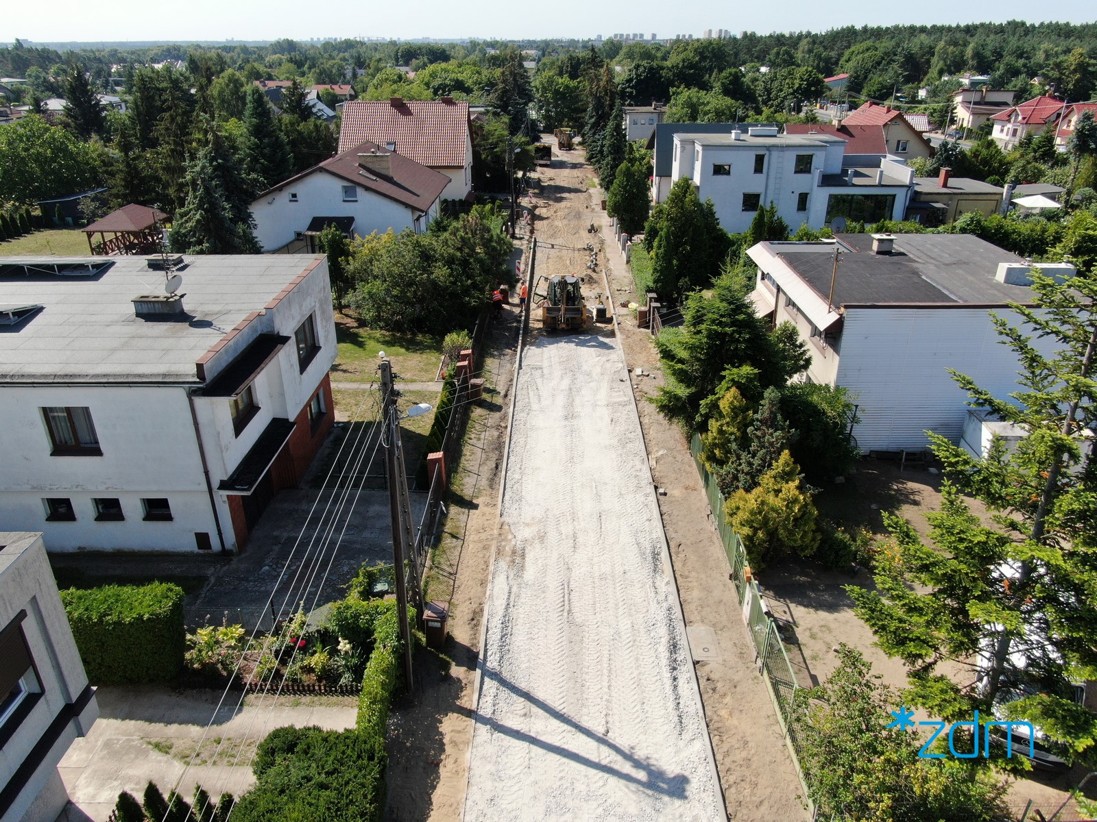 Widok z lotu ptaka na ul. Spokojną, na której trwają prace przy montażu nawierzchni ażurowej - grafika artykułu