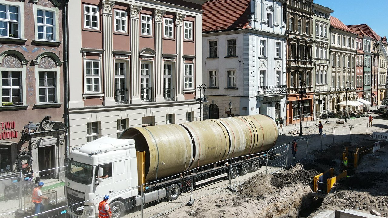 Zdjęcie przedstawia widok na Stary Rynek w Poznaniu z lotu ptaka. Na fotografii widoczen są dachy kamienic i sprzęt budowlany.