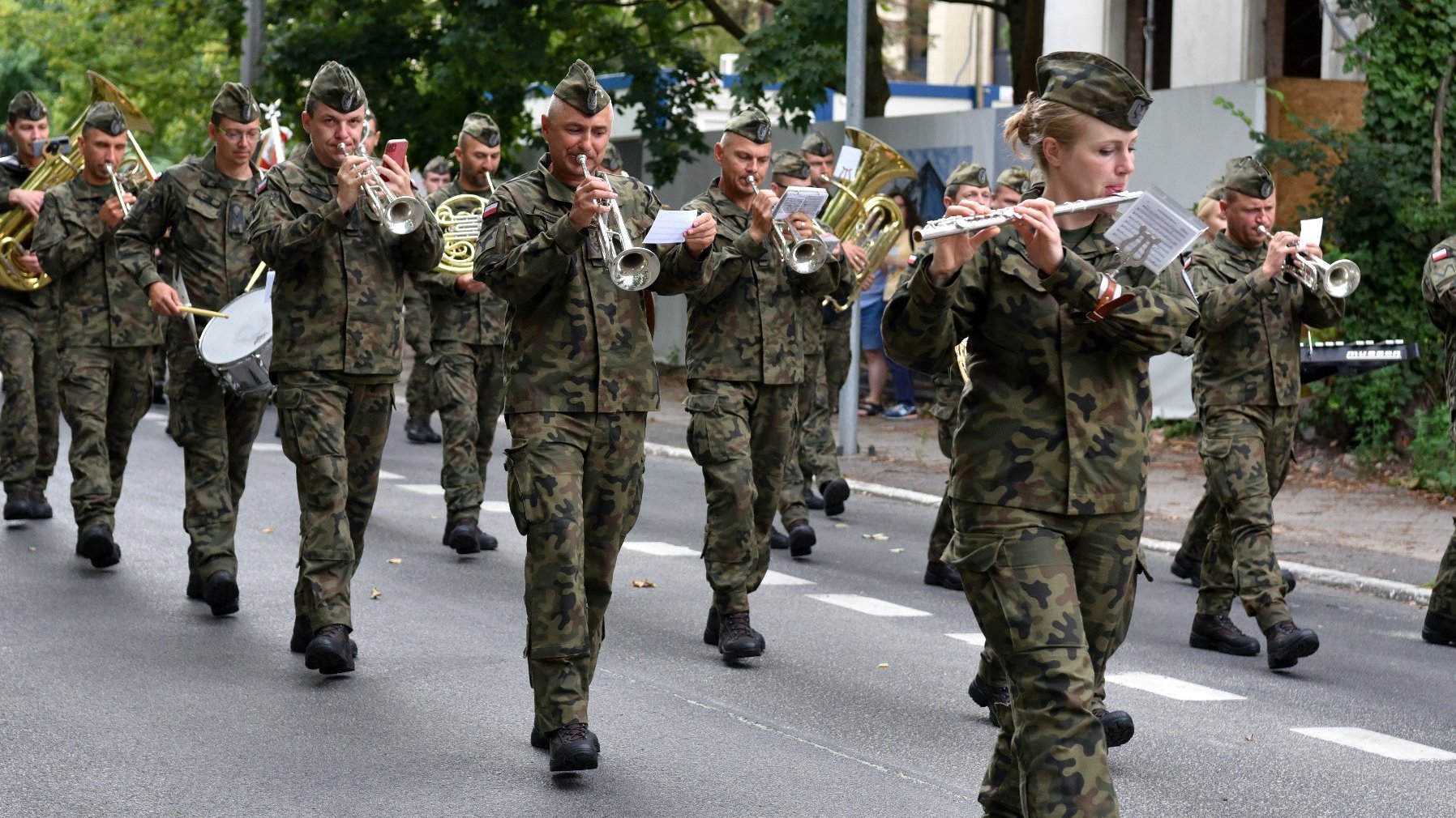 Na zdjęciu maszerująca i grająca orkiestra wojskowa