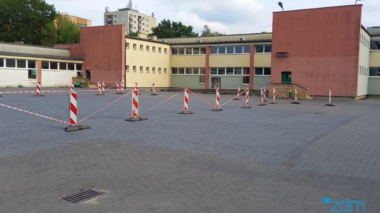 na zdjęciu tymczasowy parking przed szkołą