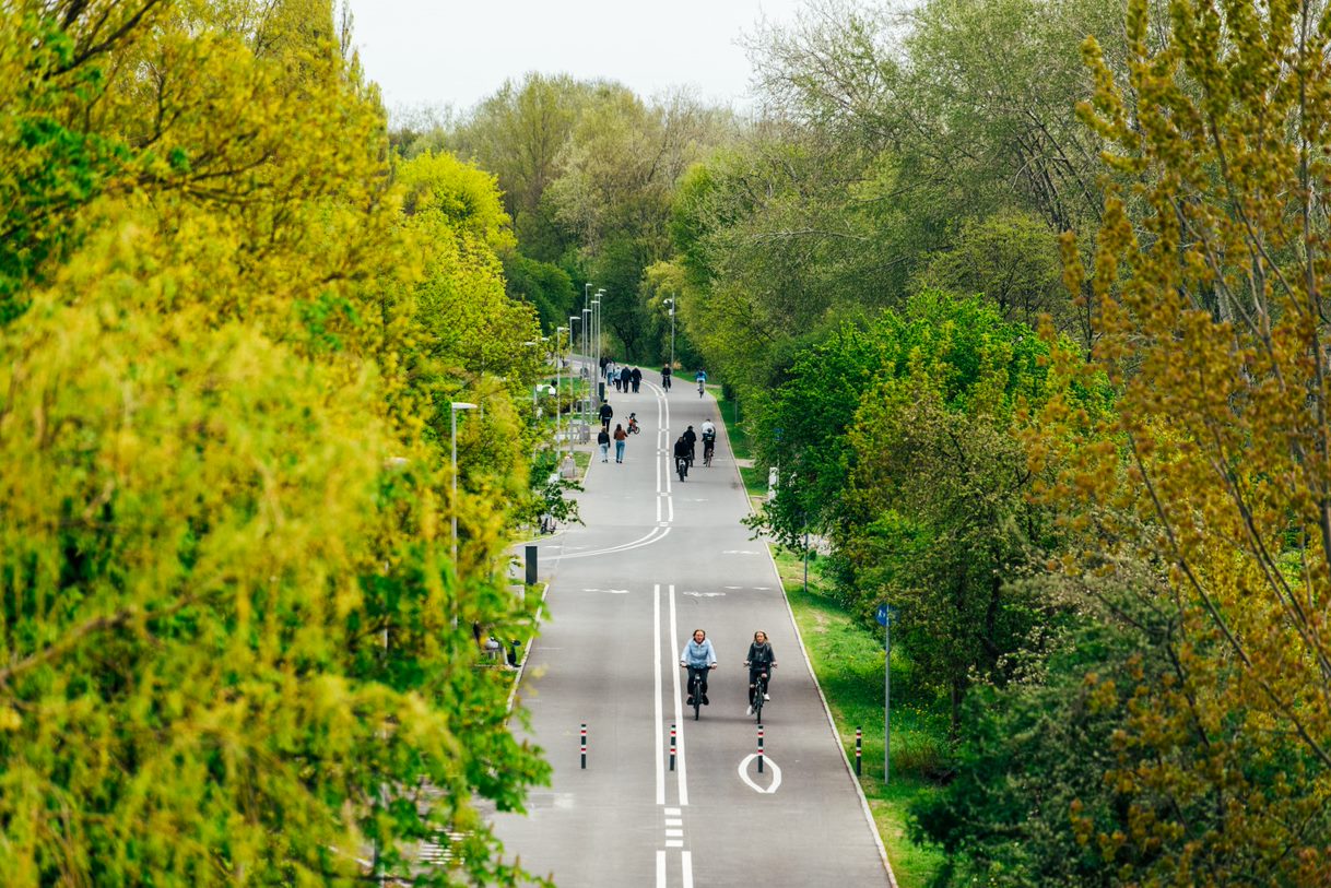 Widok z lotu ptaka na Wartostradę i jadących po niej rowerzystów. - grafika artykułu