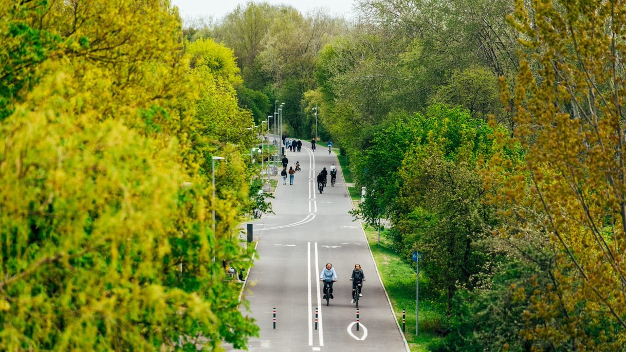 Widok z lotu ptaka na Wartostradę i jadących po niej rowerzystów.