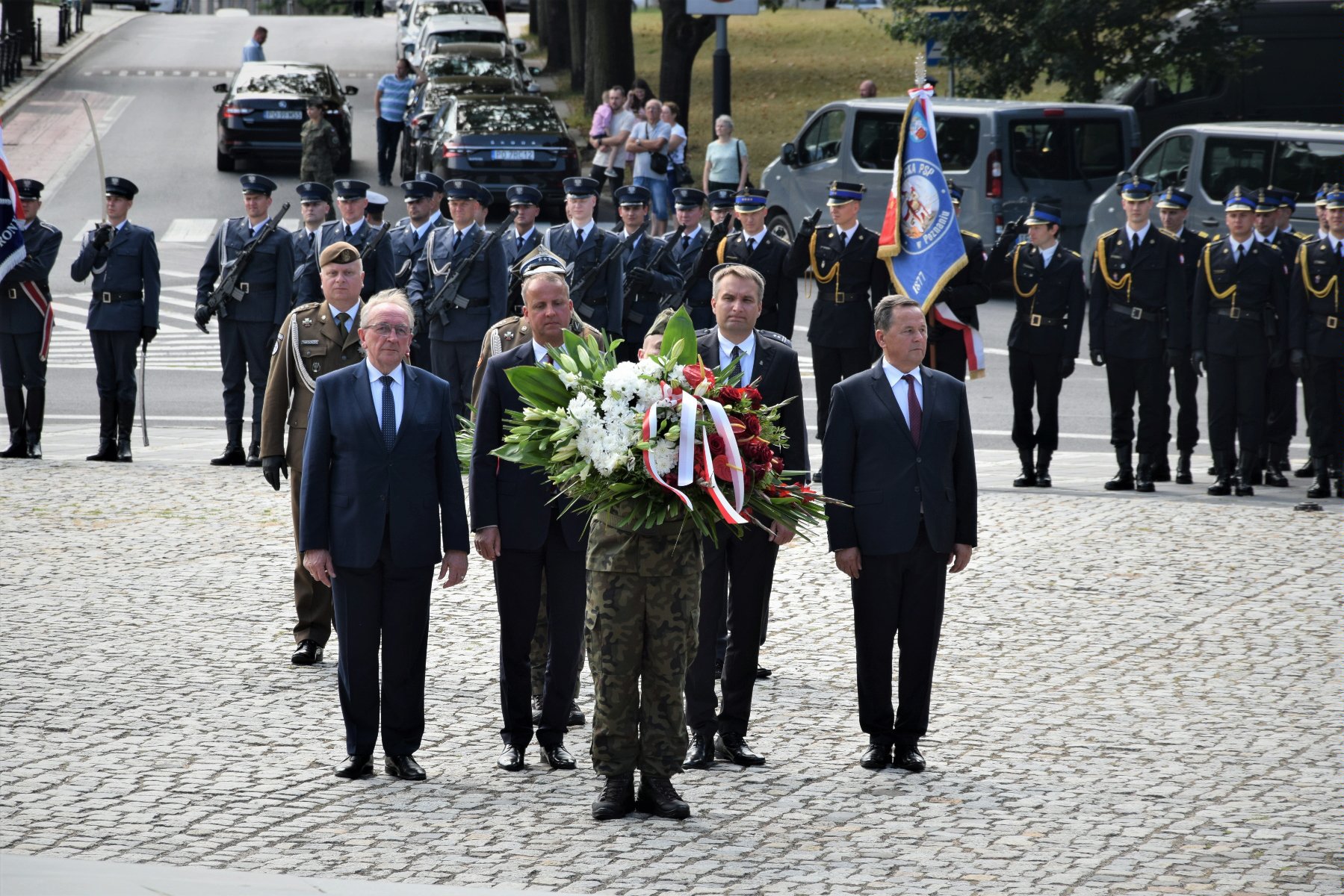 Galeria zdjęć przedstawia poznańskie obchody Święta Wojska Polskiego. - grafika artykułu