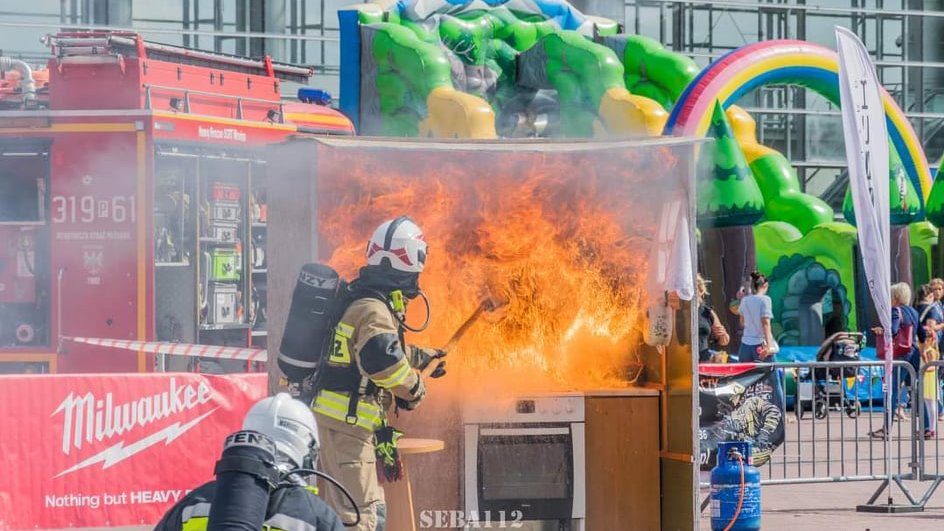 Galeria zdjęć przedstawia Zlot Czerwonych Samochodów na terenie MTP.