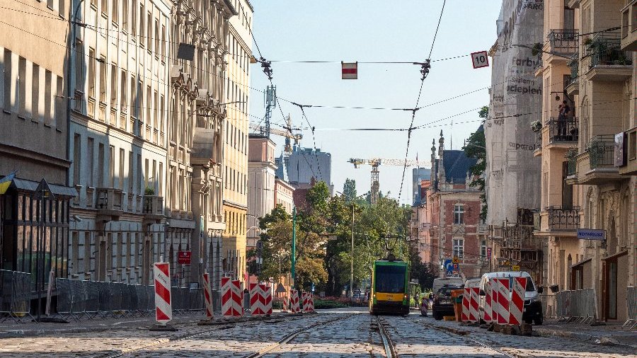 Widok na zniszczone torowisko na ul. Mielżyńskiego. W tle tramwaj