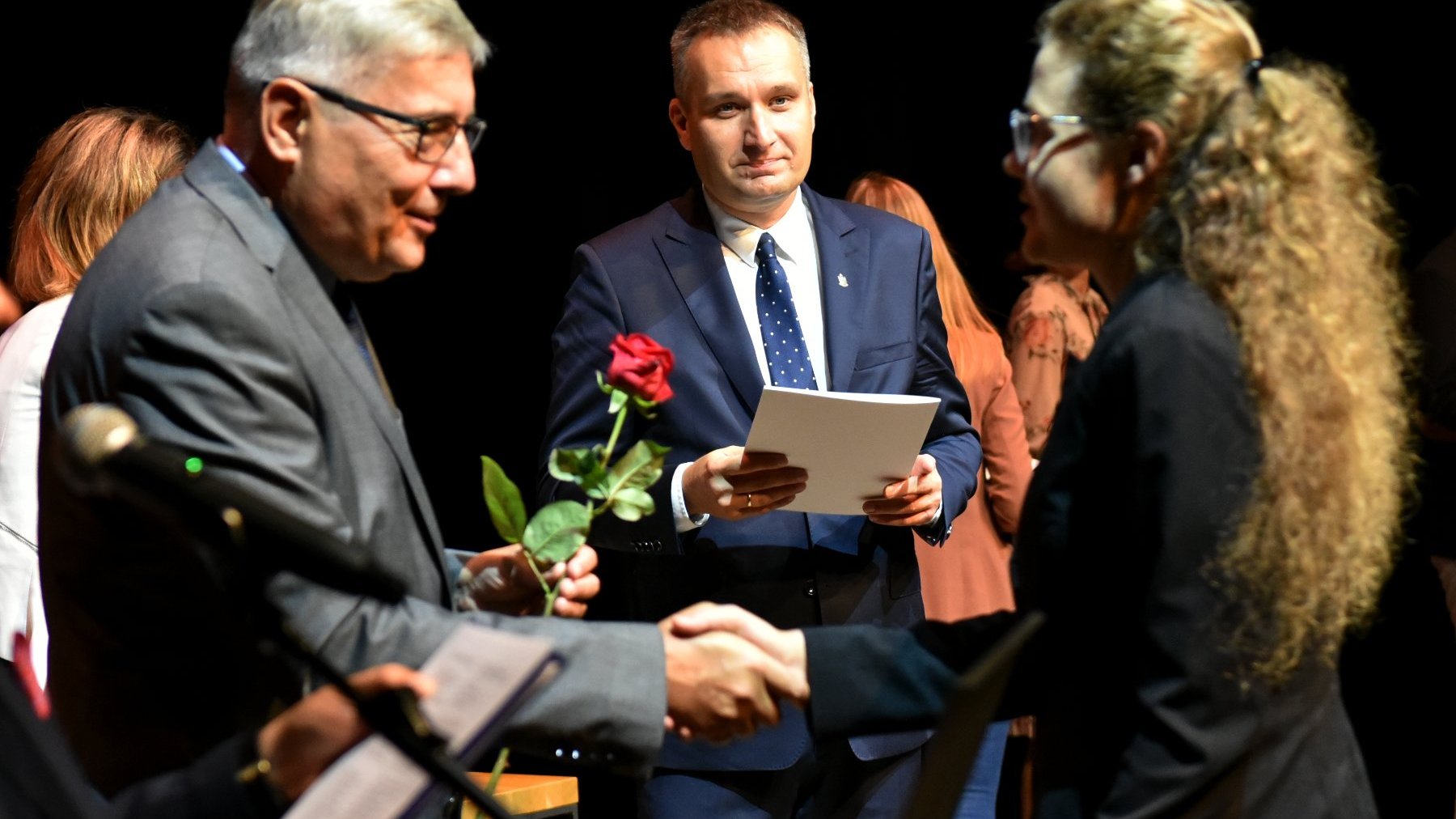 Na zdjęciu zastępca prezydenta Poznania Mariusz Wiśniewski oraz Grzegorz Ganowicz wręczający nominacje.