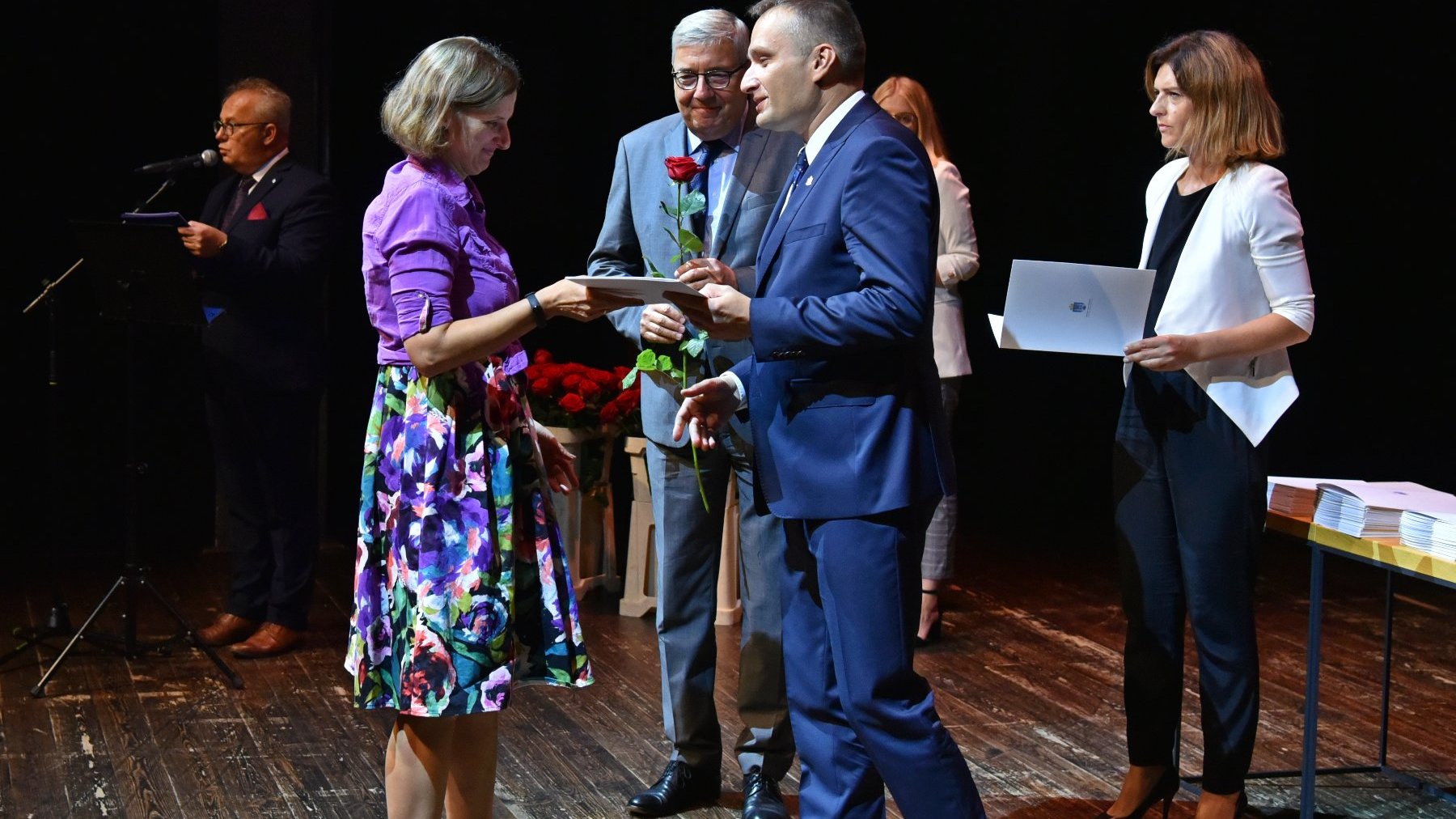 Na zdjęciu zastępca prezydenta Poznania Mariusz Wiśniewski oraz Grzegorz Ganowicz wręczający nominacje, na scenie inne osoby.