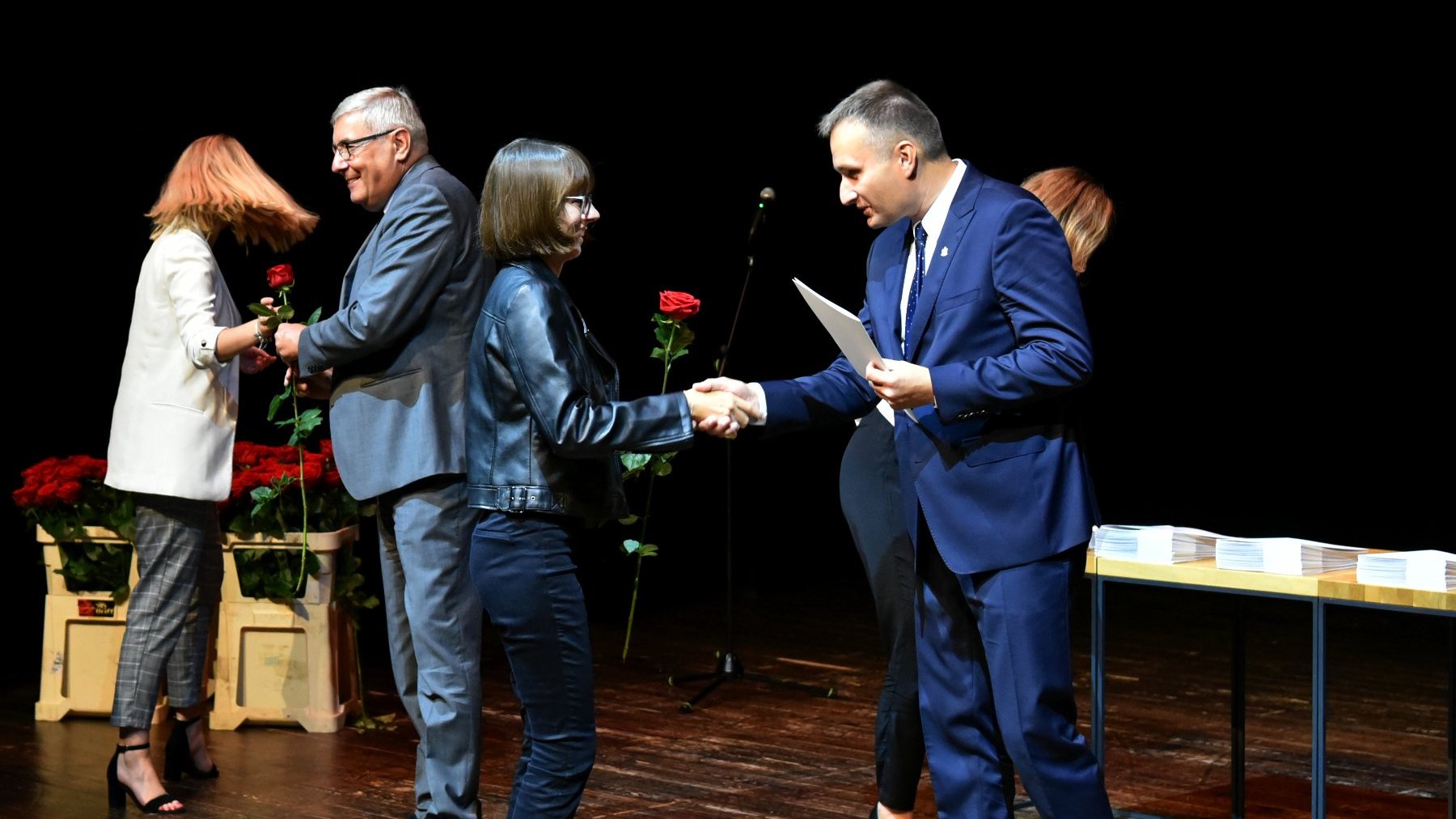 Na zdjęciu zastępca prezydenta Poznania Mariusz Wiśniewski oraz Grzegorz Ganowicz wręczający nominacje nauczycielce.