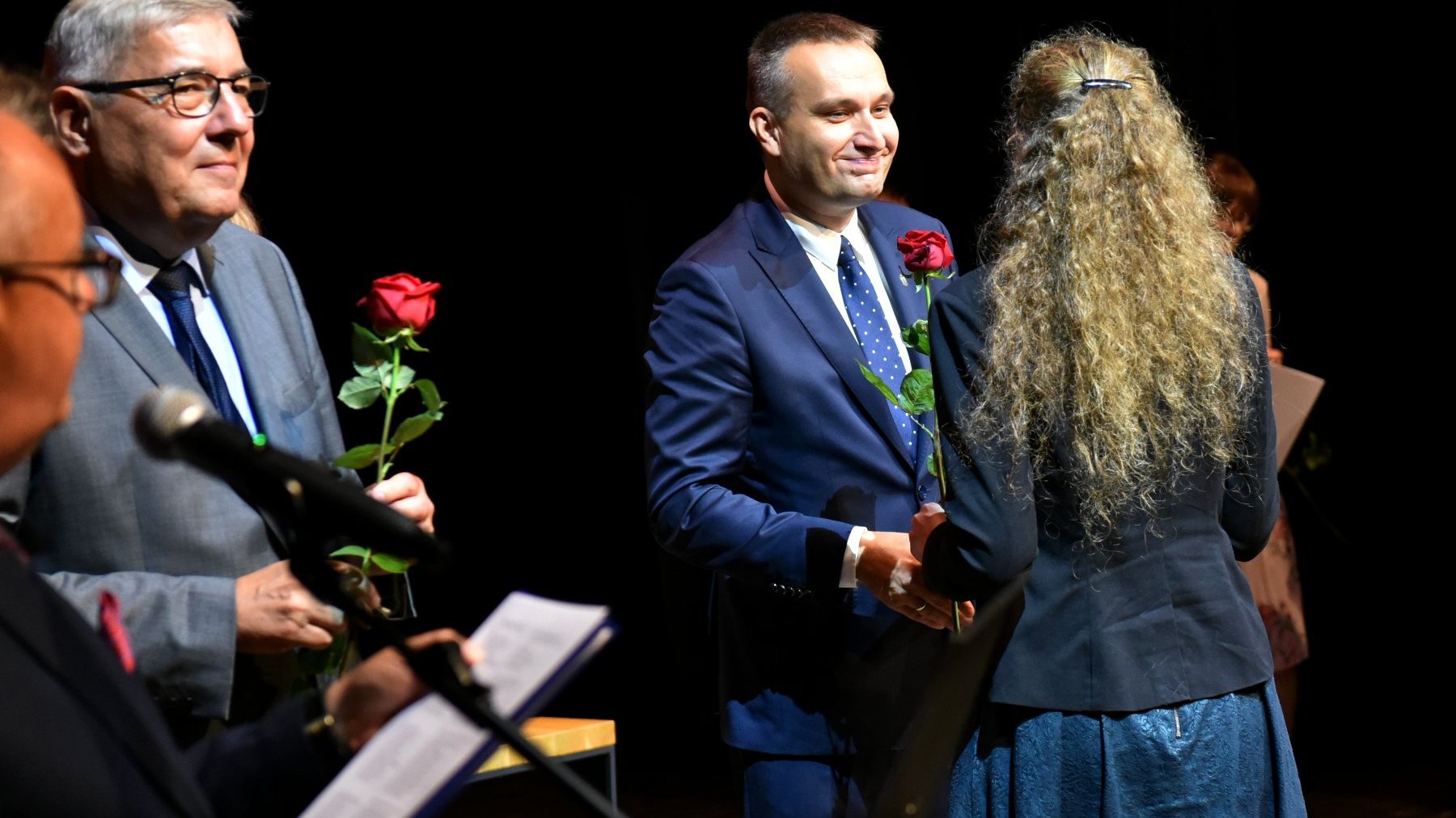 Na zdjęciu zastępca prezydenta Poznania Mariusz Wiśniewski wręczający nominację nauczycielską.