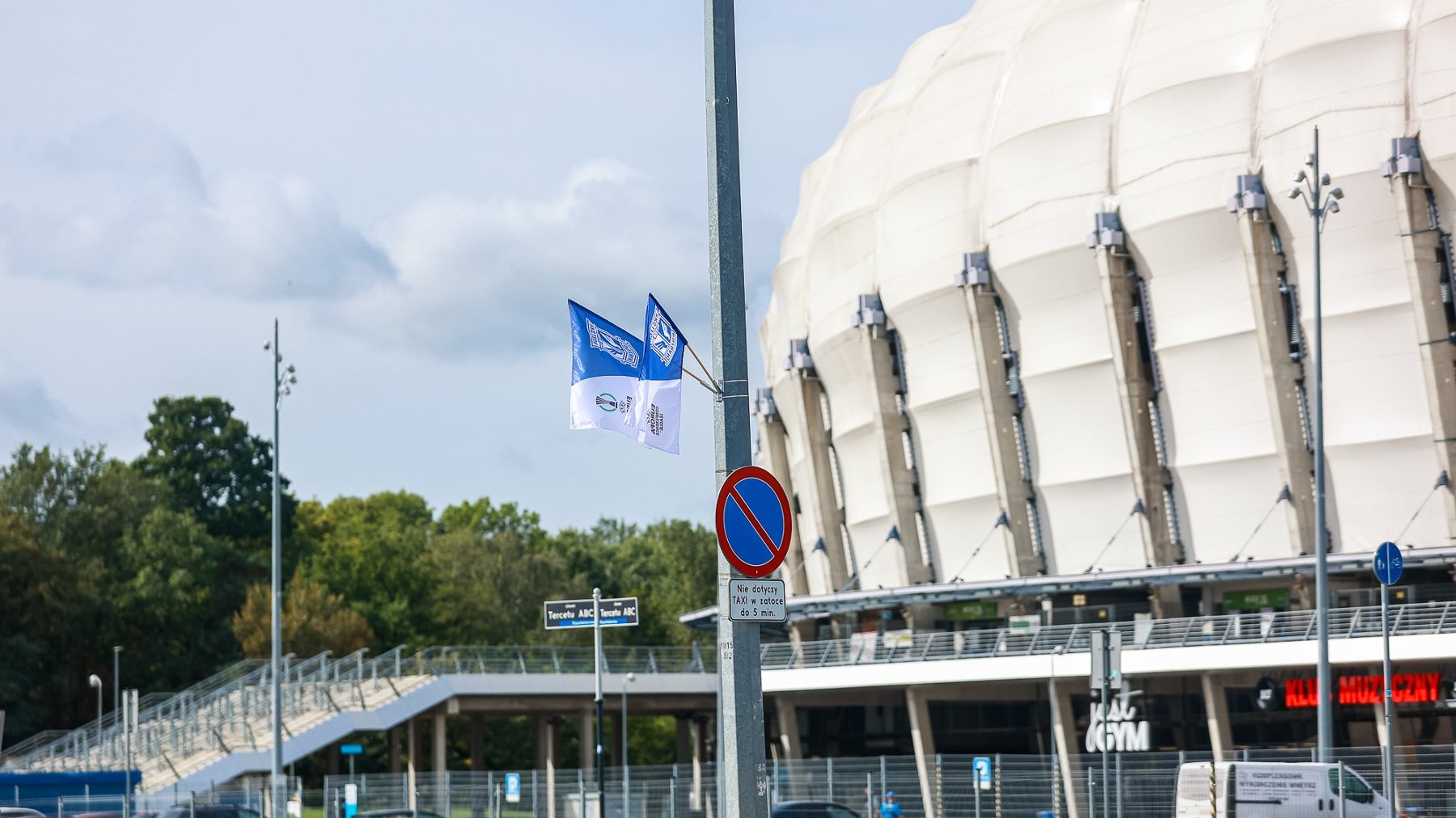 Niebiesko-białe flagi Lecha Poznań wiszące przy ulicach wokół stadionu miejskiego w Poznaniu