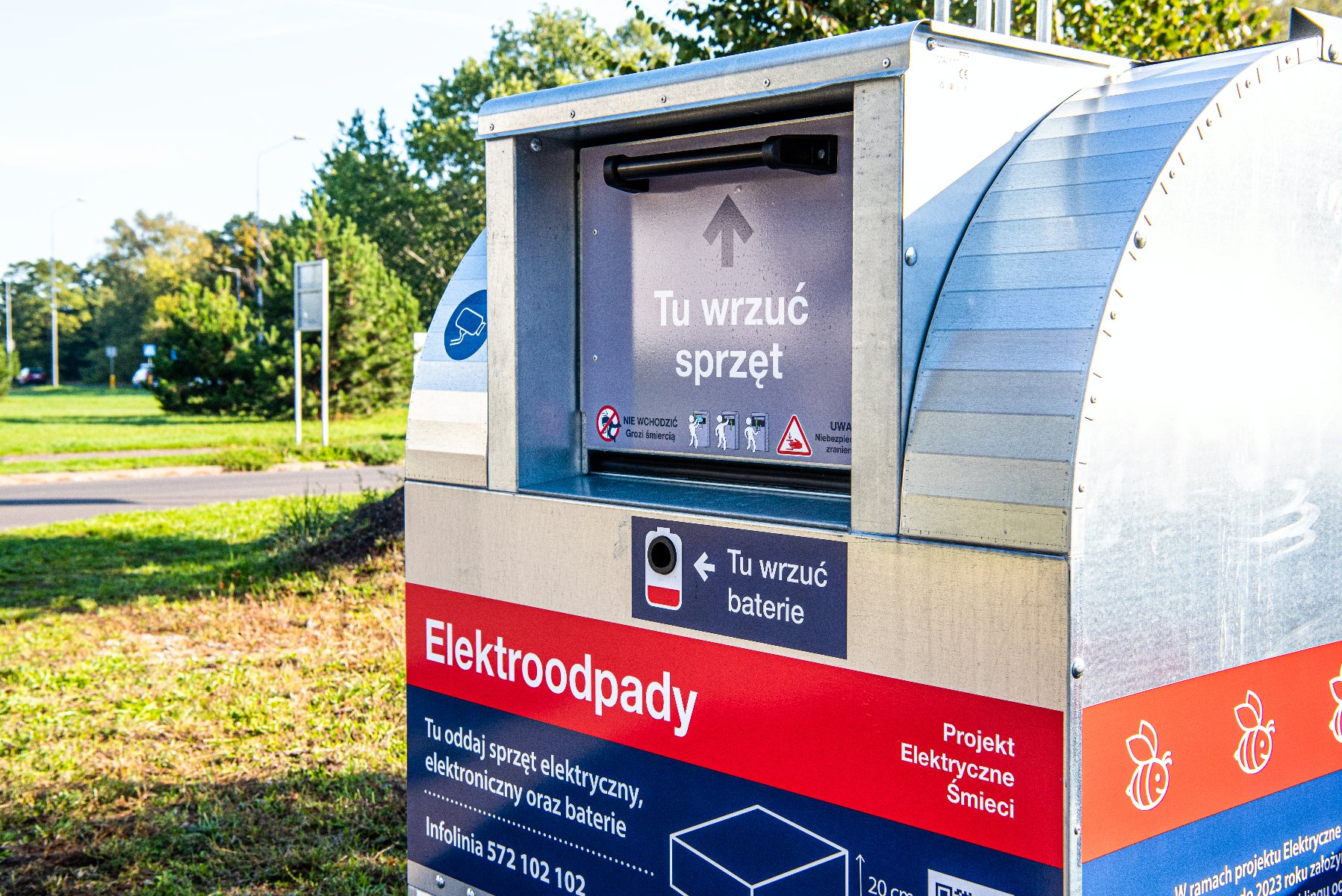 Galeria zdjęć przedstawiająca pojemnik na sprzęt elektroniczny z różnych stron. Pojamnik jest szaro-niebieski z czerwonym paskiem. - grafika artykułu