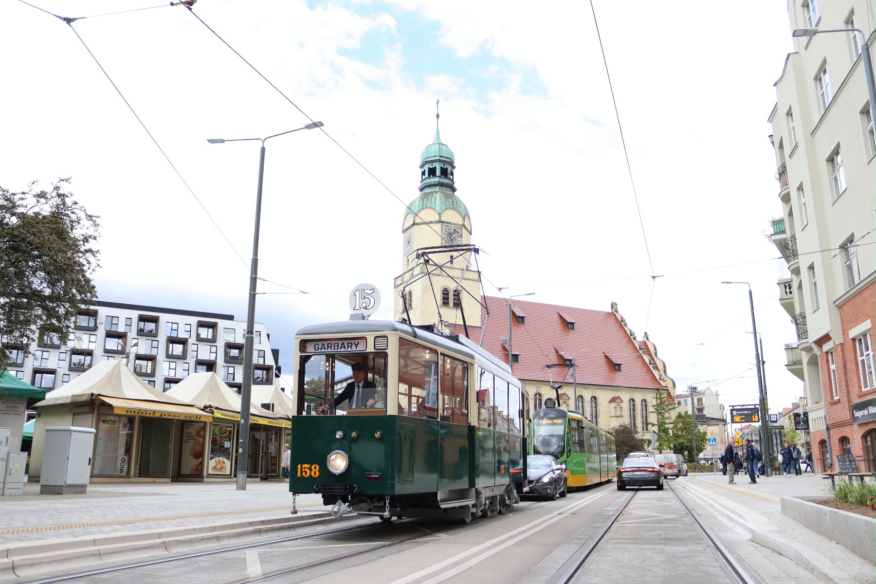 Wagon KSW Heidelberg w tle wieża kościoła. - grafika artykułu