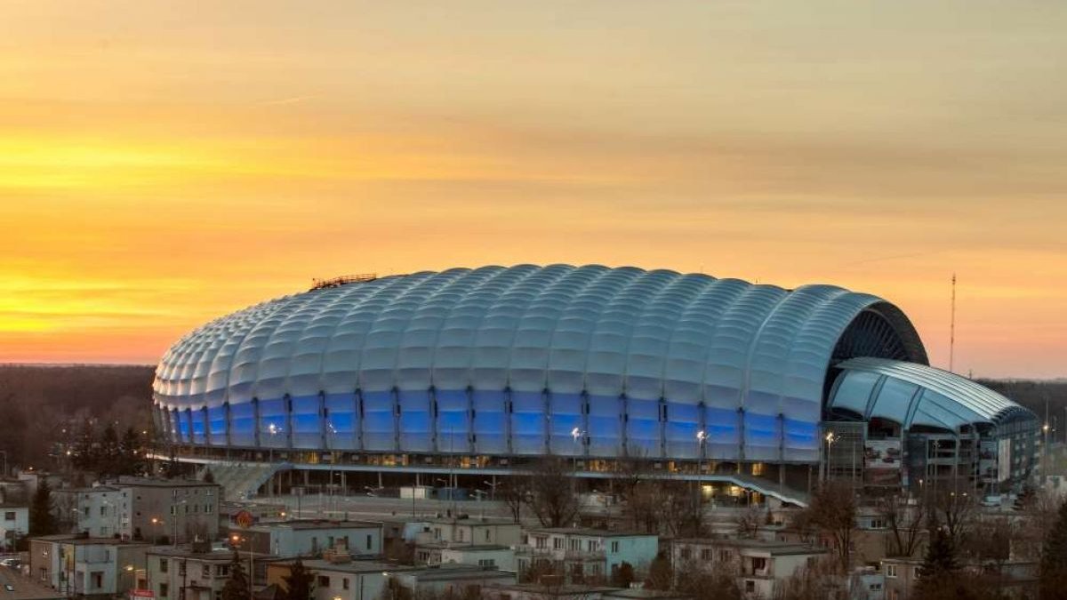 Stadion przy ul. Bułgarskiej o zachodzie słońca